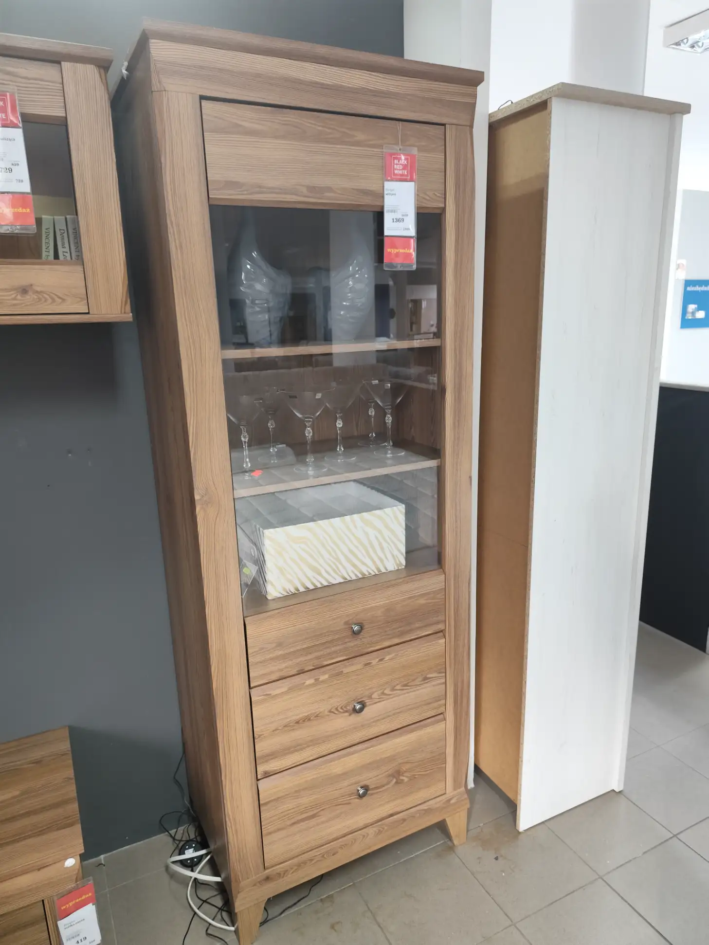 Black Red White Witryna BERGEN 72 cm z drzwiami i 2 szufladami modrzew sibiu złoty