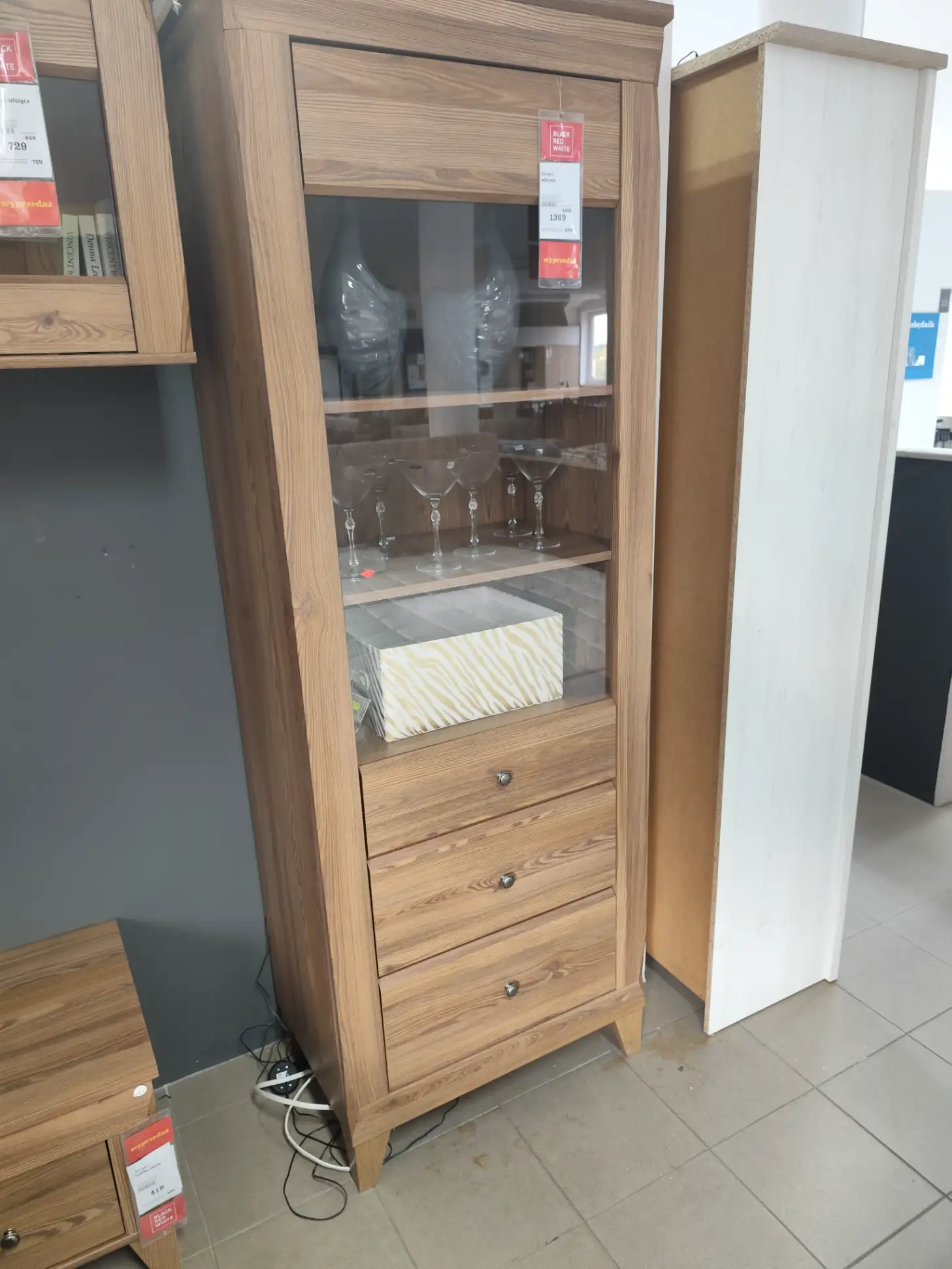 Black Red White Witryna BERGEN 72 cm z drzwiami i 2 szufladami modrzew sibiu złoty