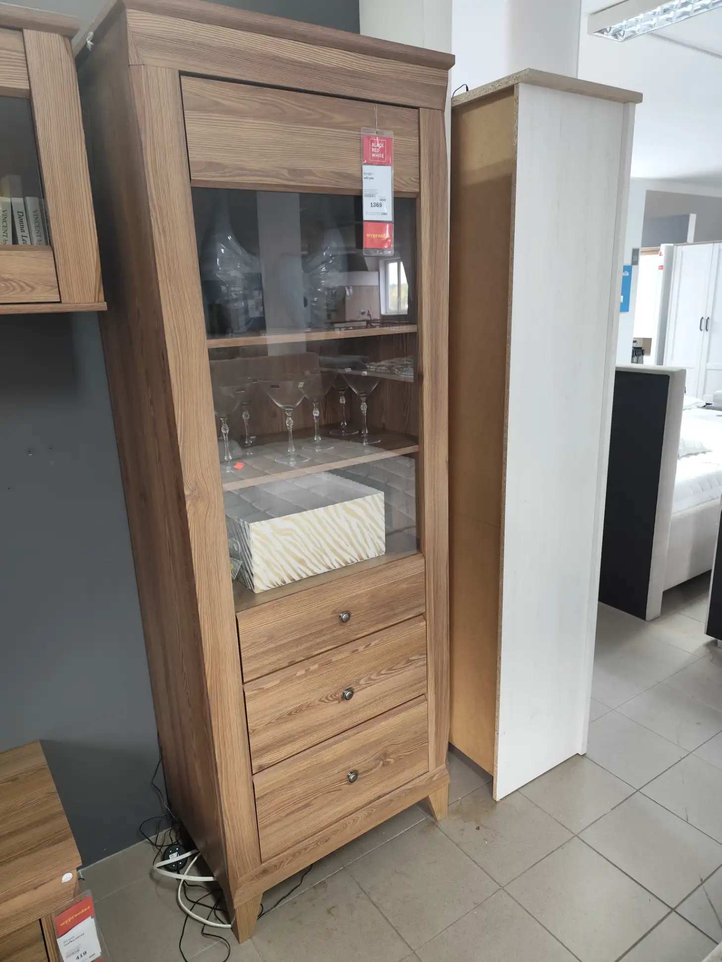 Black Red White Witryna BERGEN 72 cm z drzwiami i 2 szufladami modrzew sibiu złoty