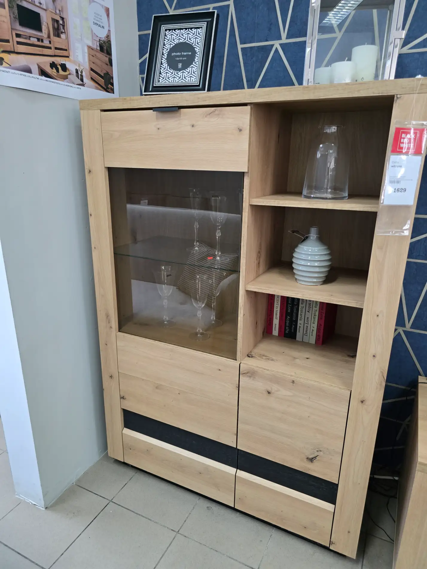 Black Red White Witryna OSTIA 101 cm z 2 drzwiami i 2 szufladami dąb artisan