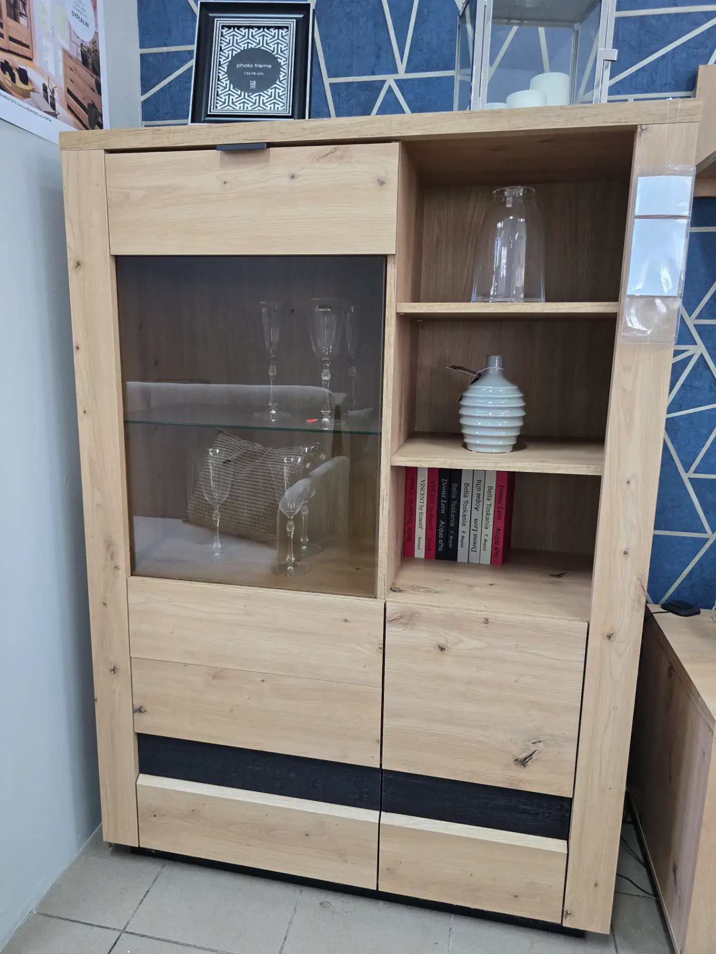 Black Red White Witryna OSTIA 101 cm z 2 drzwiami i 2 szufladami dąb artisan