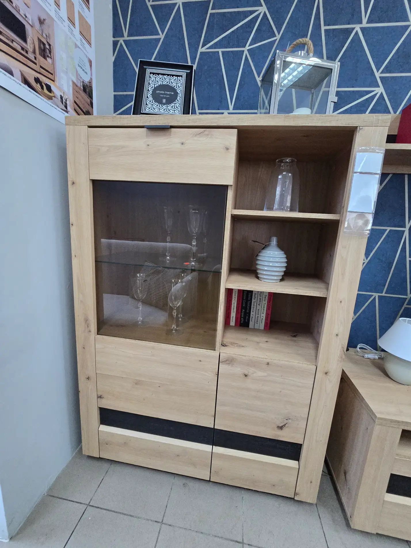 Black Red White Witryna OSTIA 101 cm z 2 drzwiami i 2 szufladami dąb artisan