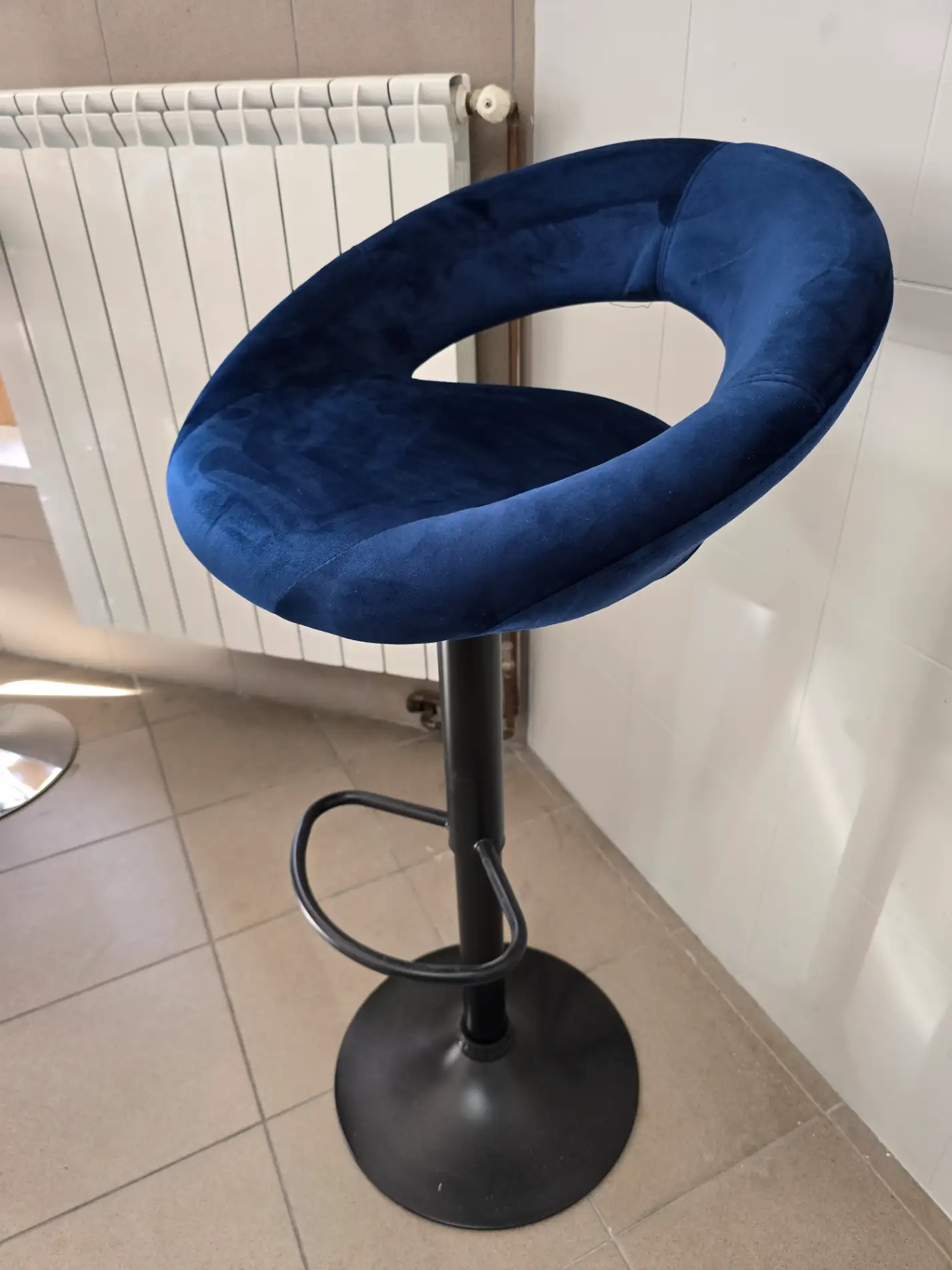 Halmar hoker H-102 krzesło taboret obrotowy granatowy 