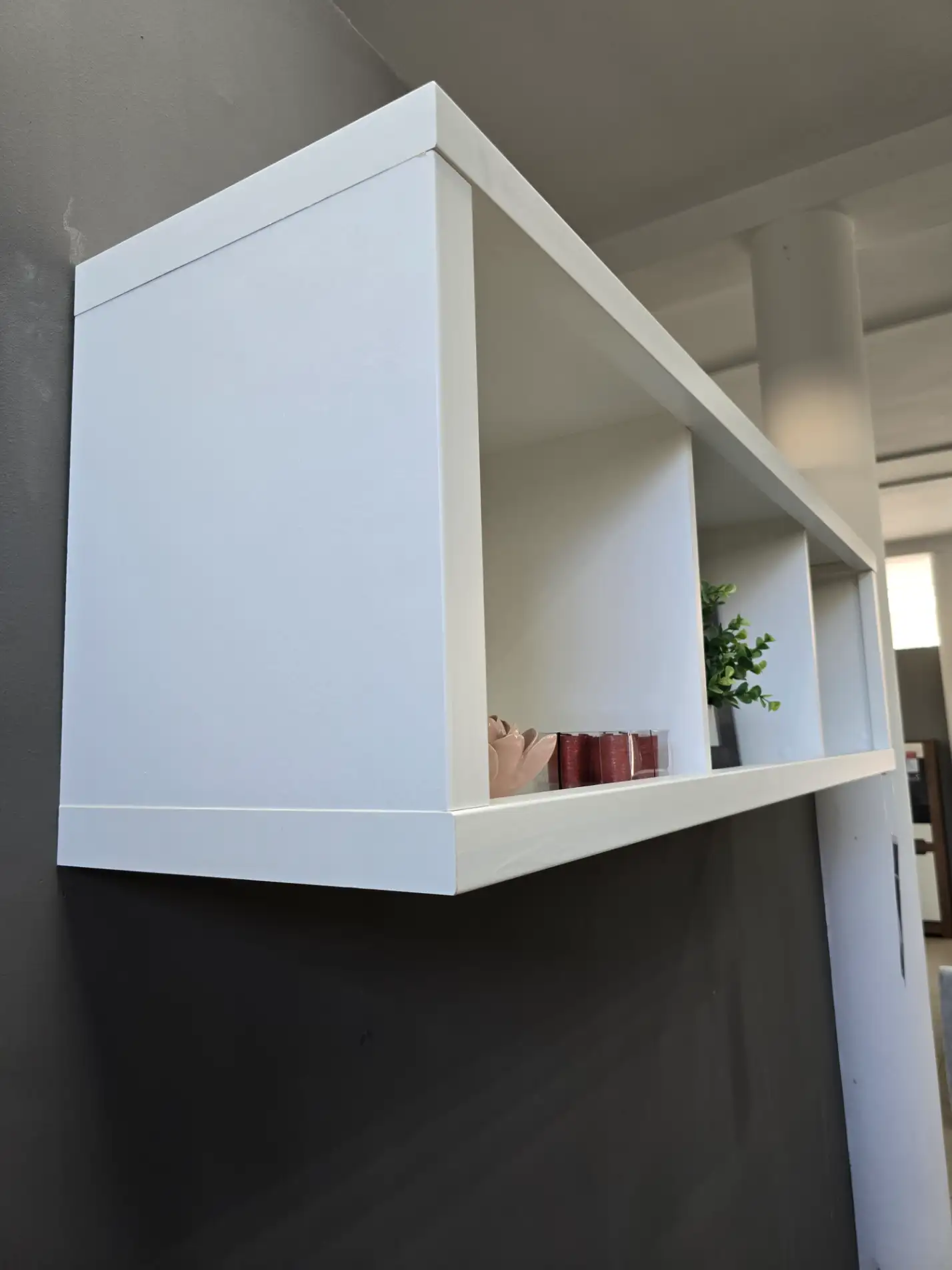 Black Red White Szafka wisząca KASPIAN 143 cm otwarta biała
