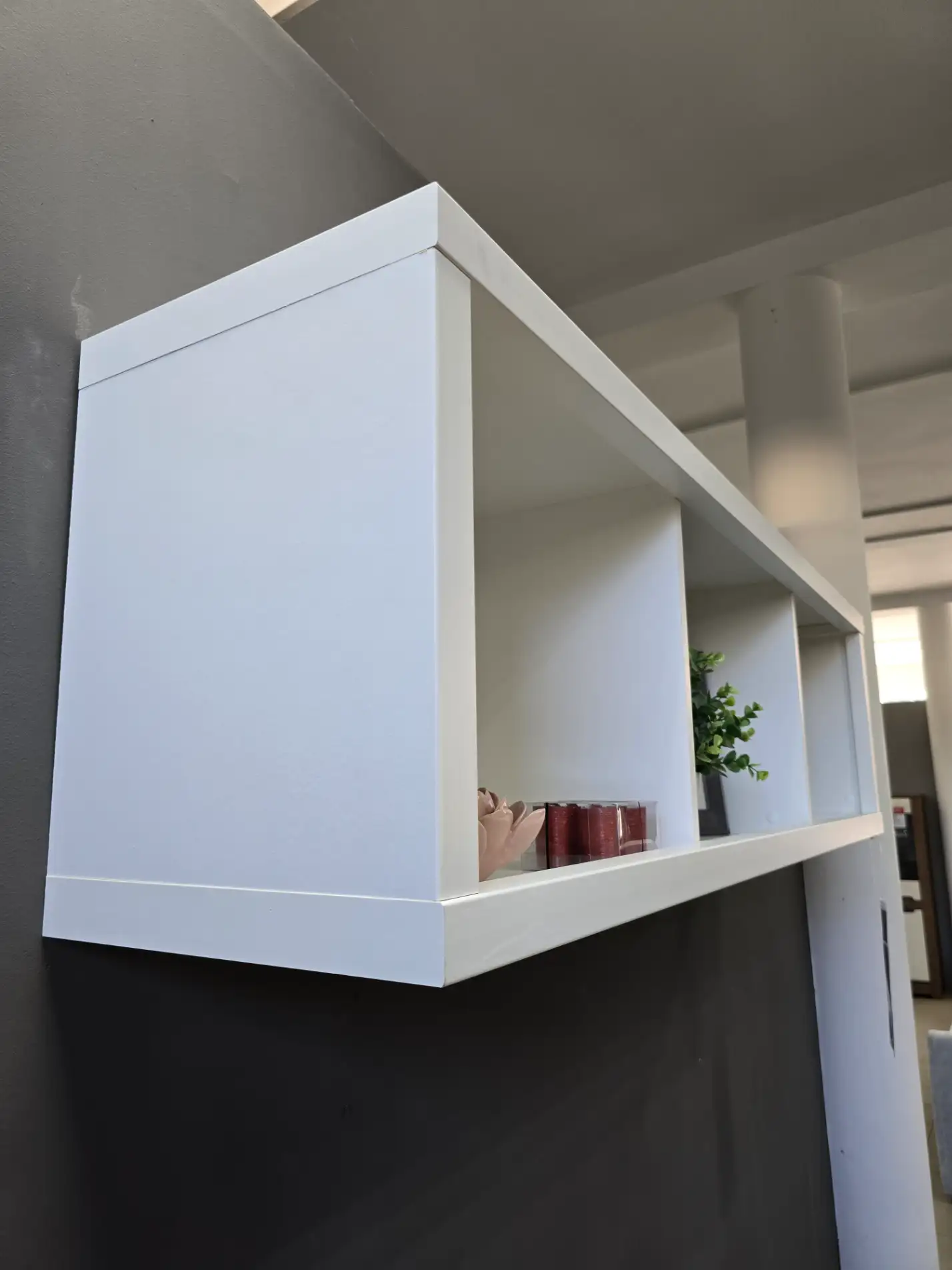 Black Red White Szafka wisząca KASPIAN 143 cm otwarta biała