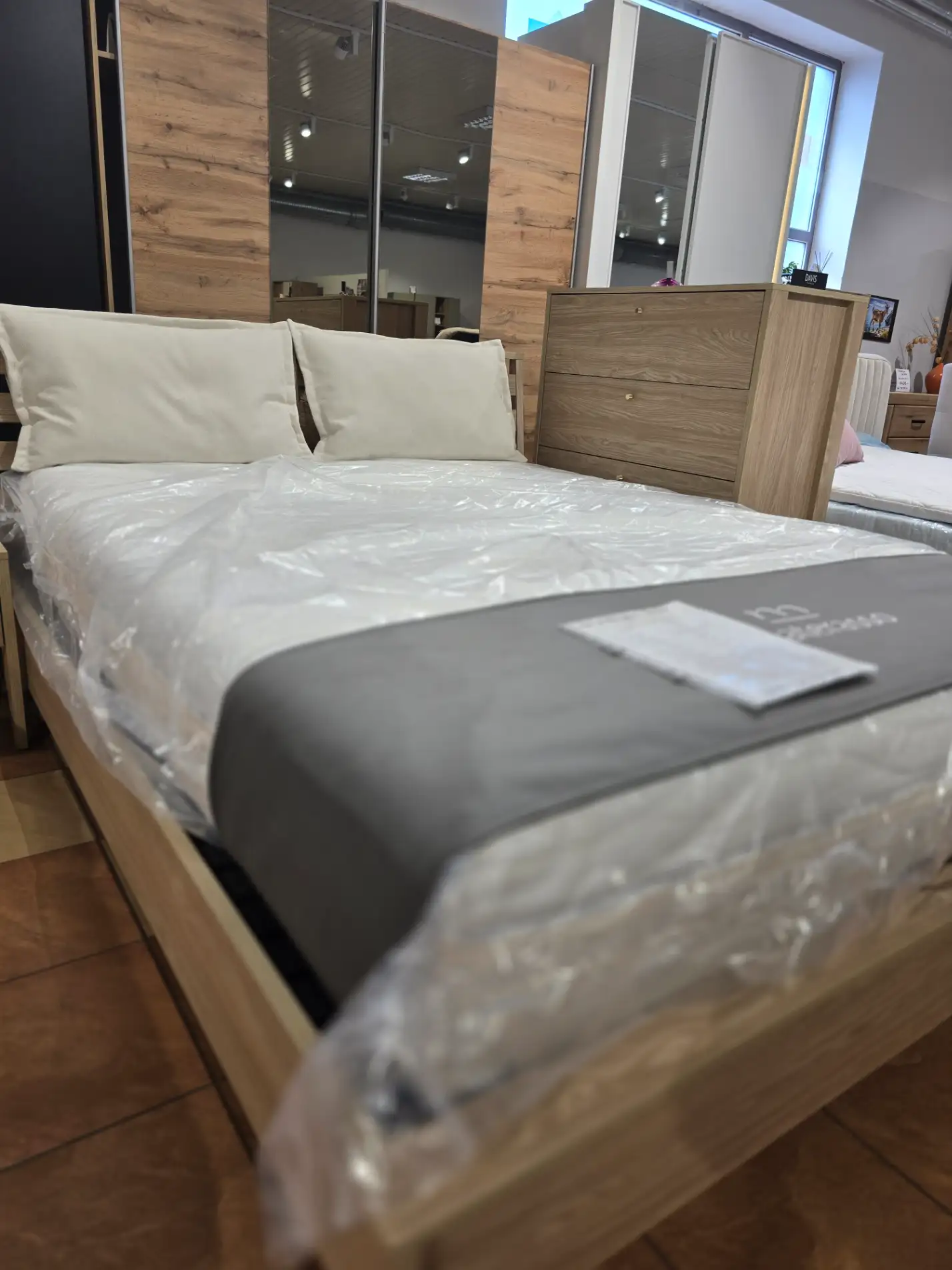 Lenart Zestaw Mebli do Sypialni COZY Łóżko 160 cm + Stolik nocny + Komoda + Poduszki oparciowe