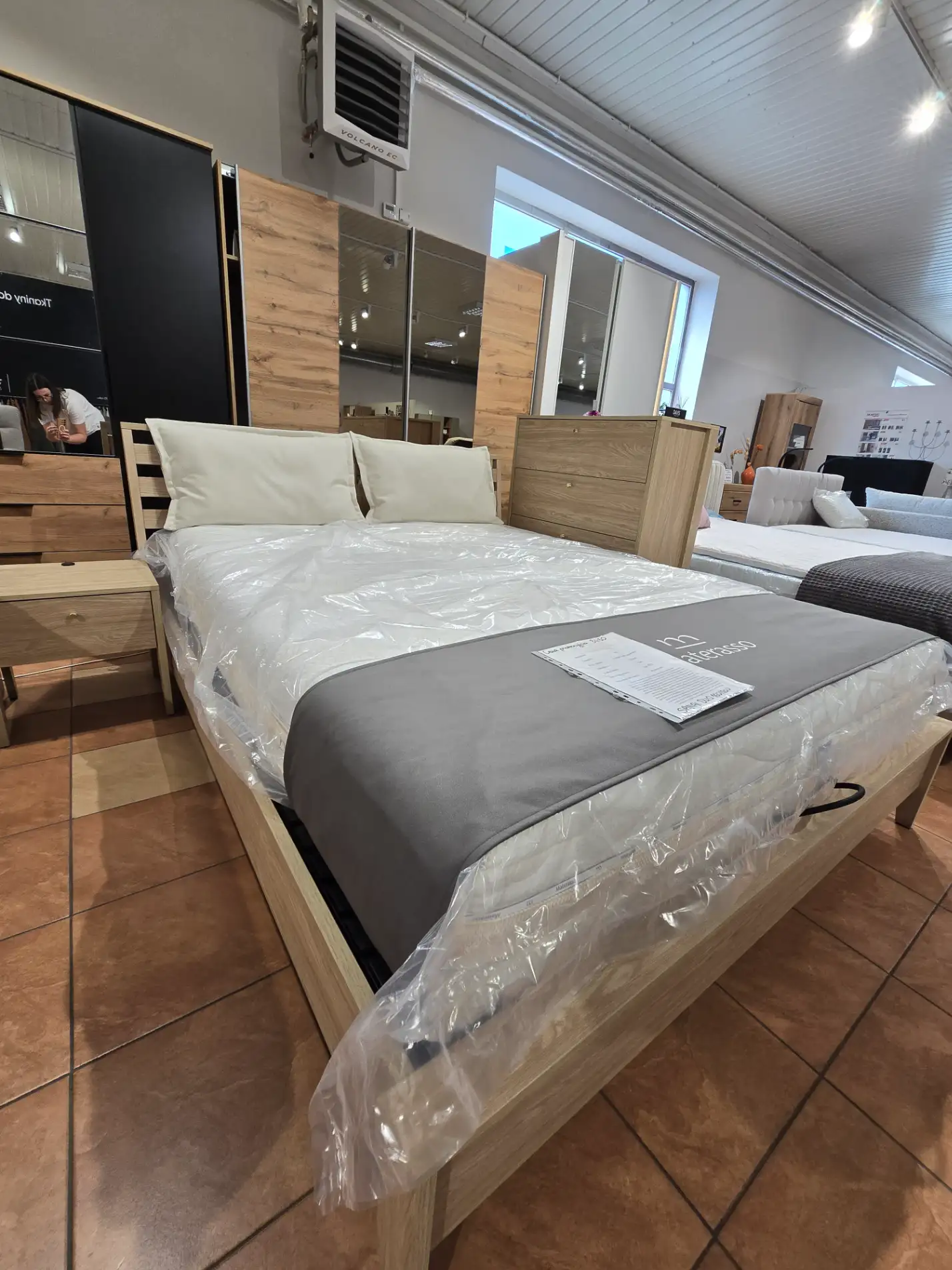 Lenart Zestaw Mebli do Sypialni COZY Łóżko 160 cm + Stolik nocny + Komoda + Poduszki oparciowe