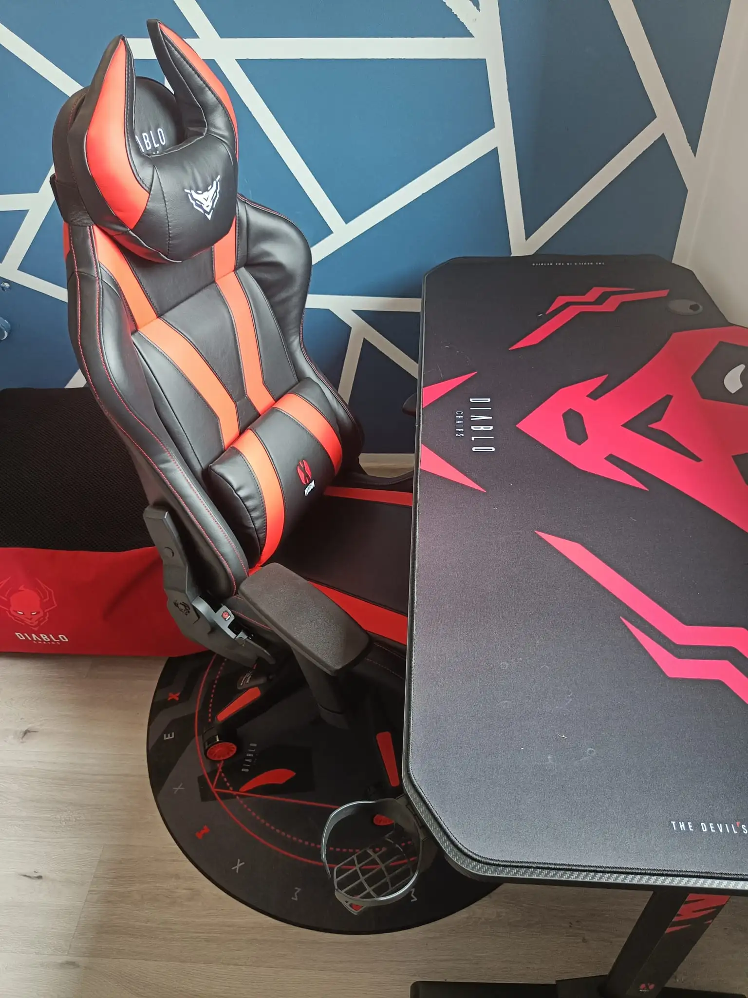 Biurko gamingowe DIABLO Chairs X-Mate 1400 140 cm (z matą podłogową)
