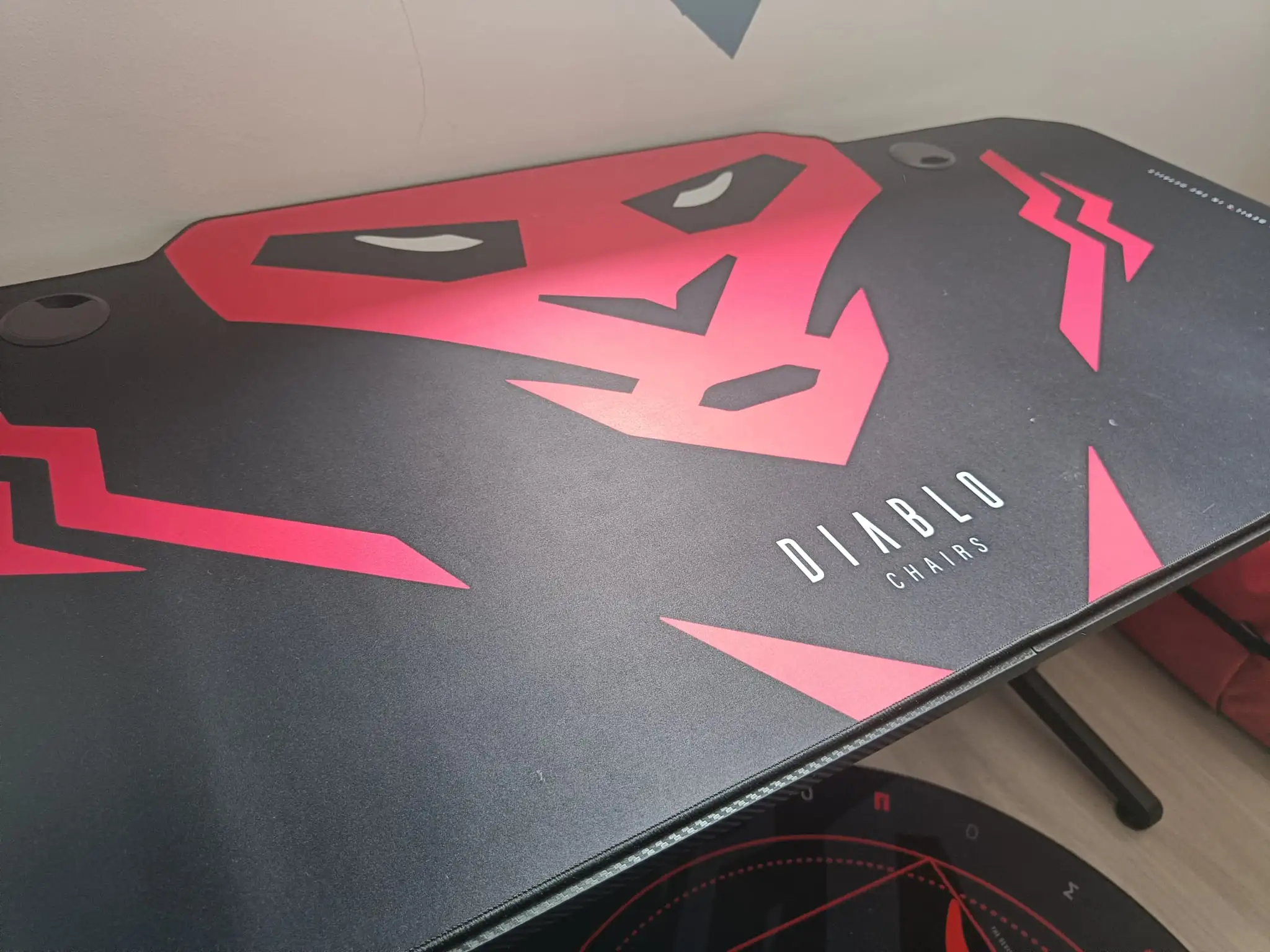 Biurko gamingowe DIABLO Chairs X-Mate 1400 140 cm (z matą podłogową)
