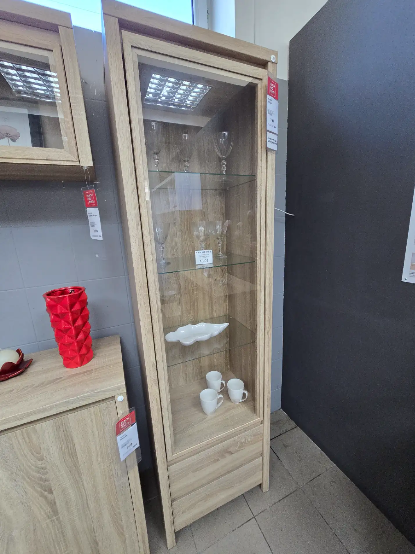 Black Red White Witryna KASPIAN 56 cm z drzwiami i 2 szufladami dąb sonoma