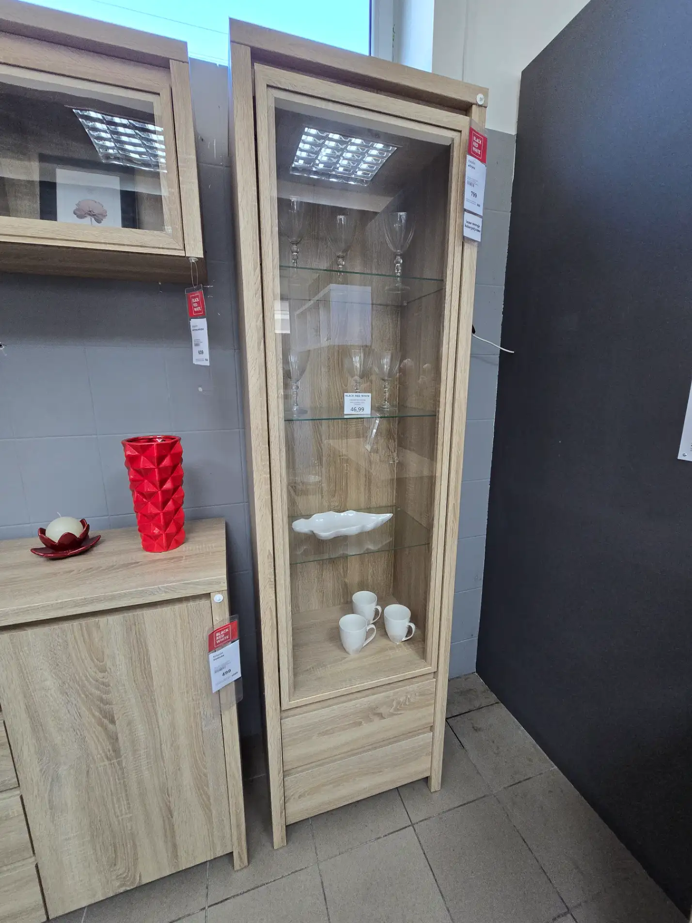 Black Red White Witryna KASPIAN 56 cm z drzwiami i 2 szufladami dąb sonoma