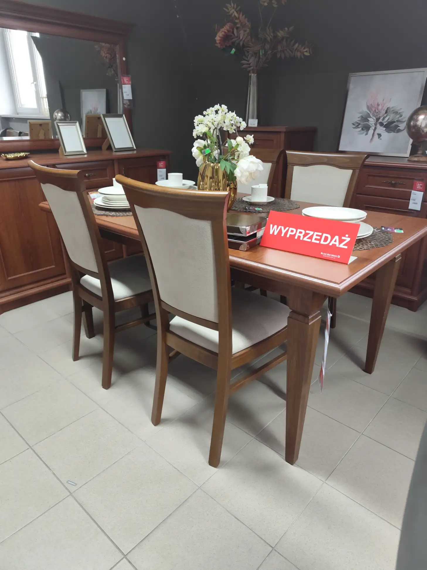 Black Red White Krzesła KENT tapicerowane beżowe kasztan