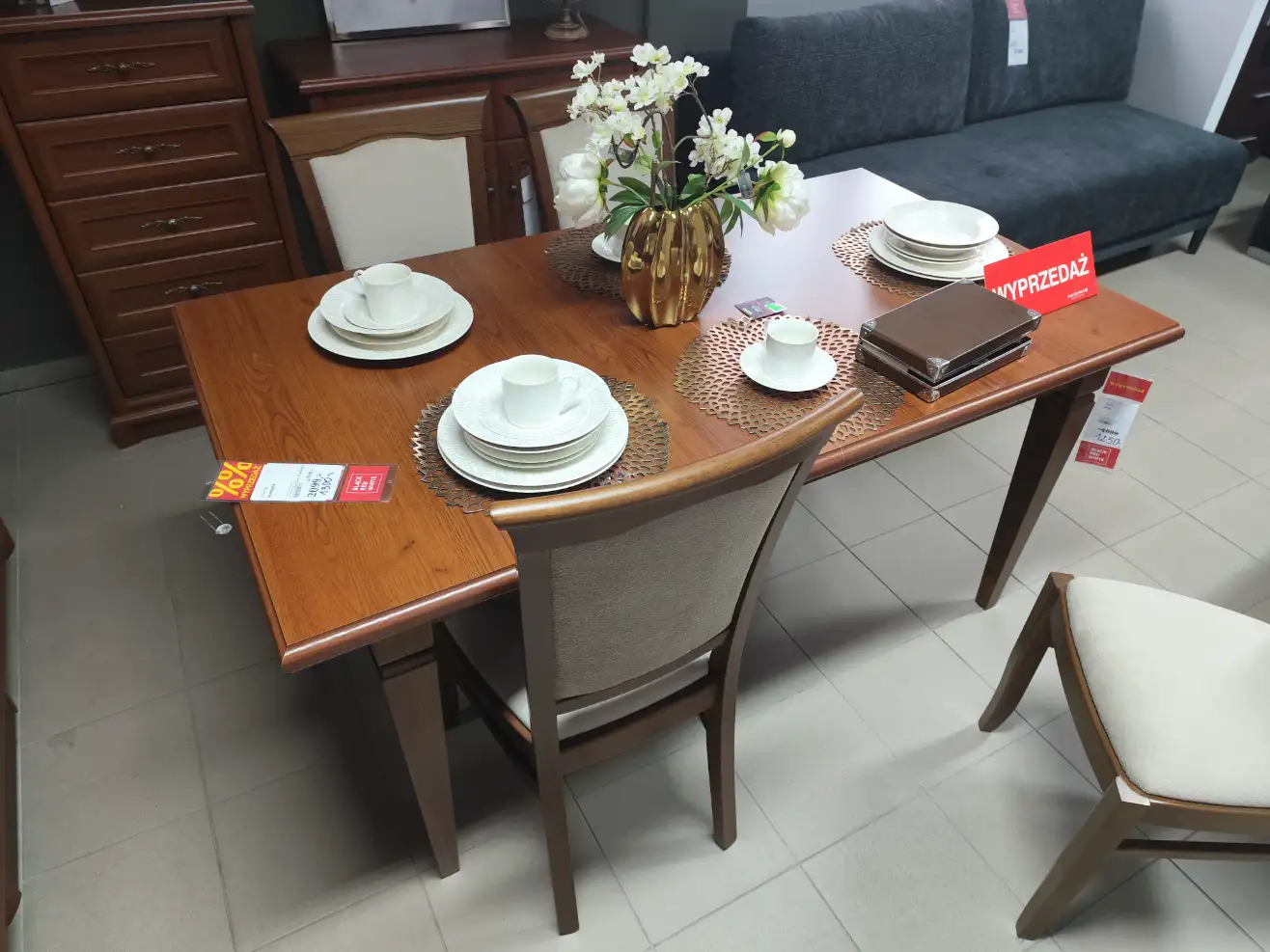 Black Red White Krzesła KENT tapicerowane beżowe kasztan