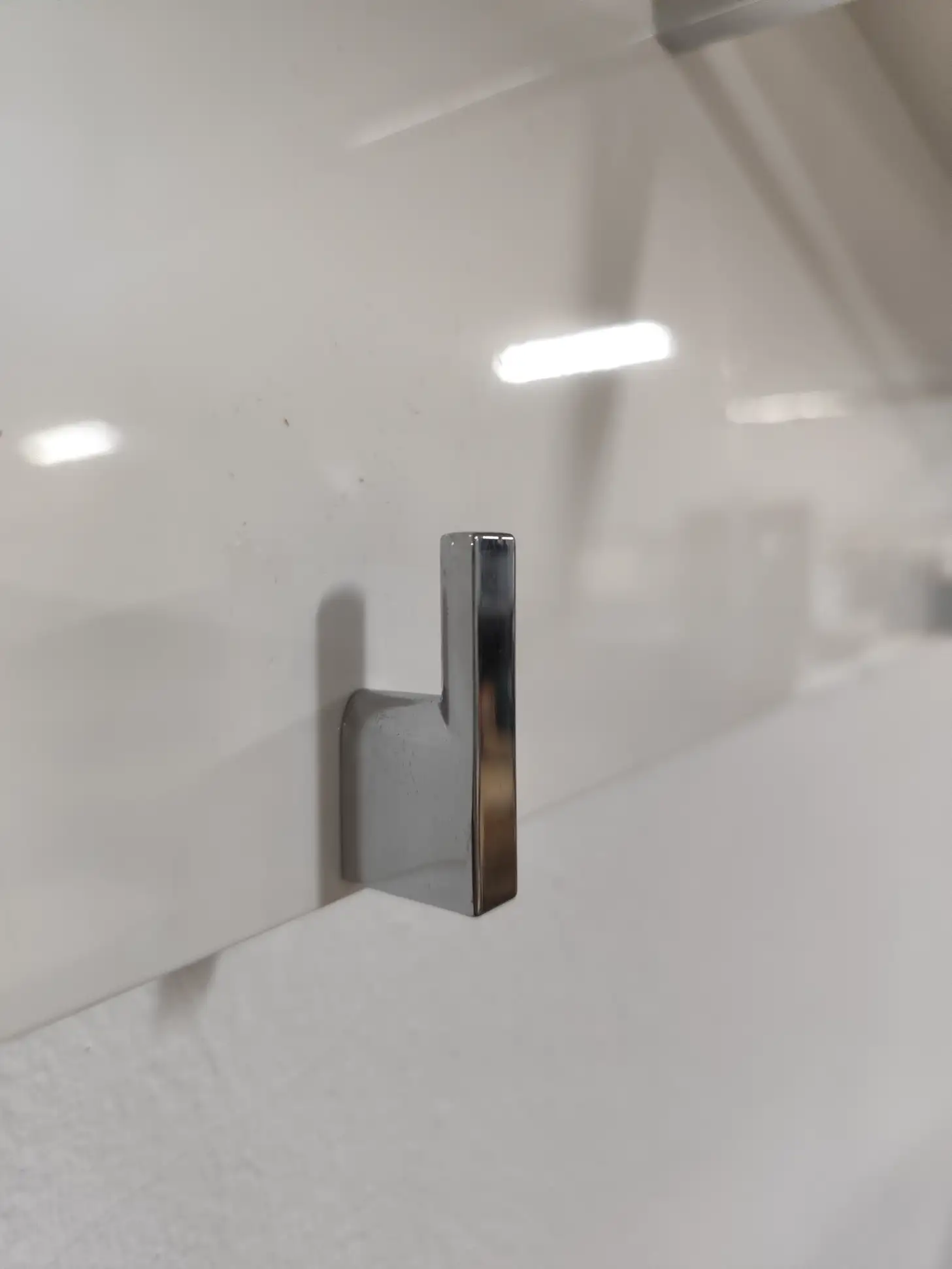 Black Red White Wieszak na ubrania FLAMES biały połysk Black Red White Wieszak na ubrania FLAMES biały połysk