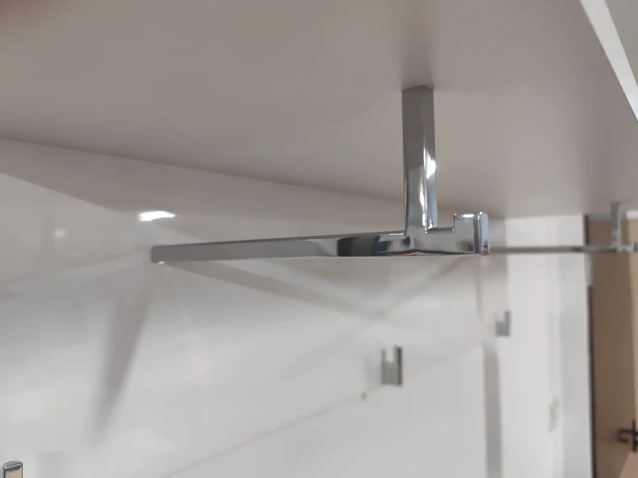 Black Red White Wieszak na ubrania FLAMES biały połysk Black Red White Wieszak na ubrania FLAMES biały połysk