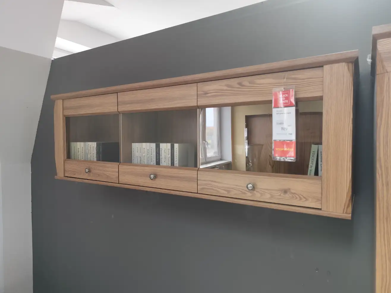 Black Red White Witryna wisząca BERGEN 156 cm z 3 drzwiami modrzew sibiu złoty