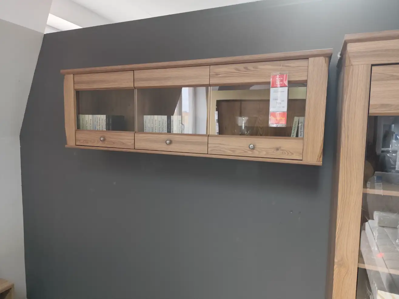 Black Red White Witryna wisząca BERGEN 156 cm z 3 drzwiami modrzew sibiu złoty