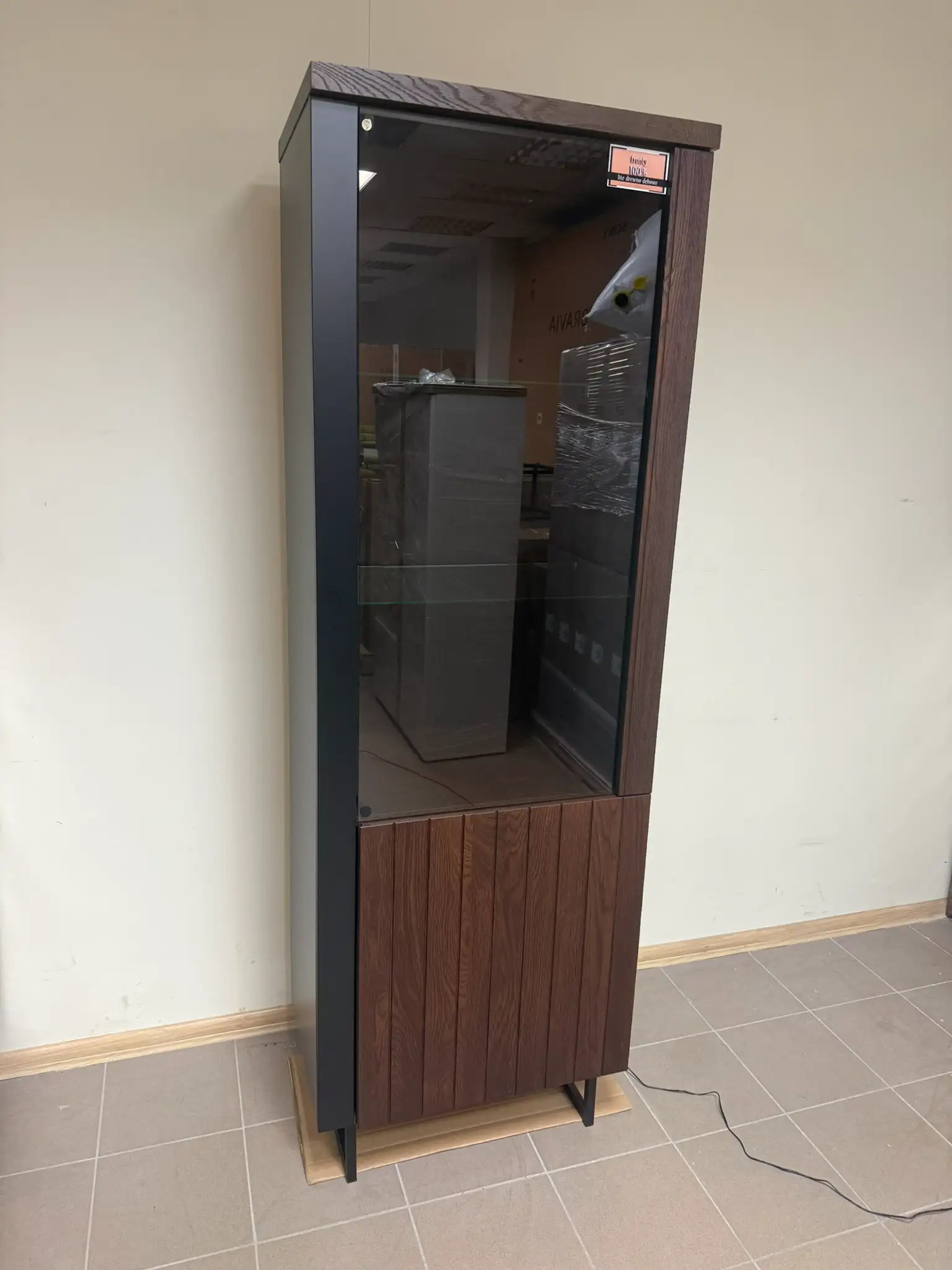 Witryna Faros 1DS1D prawa z oświetleniem powystawowa