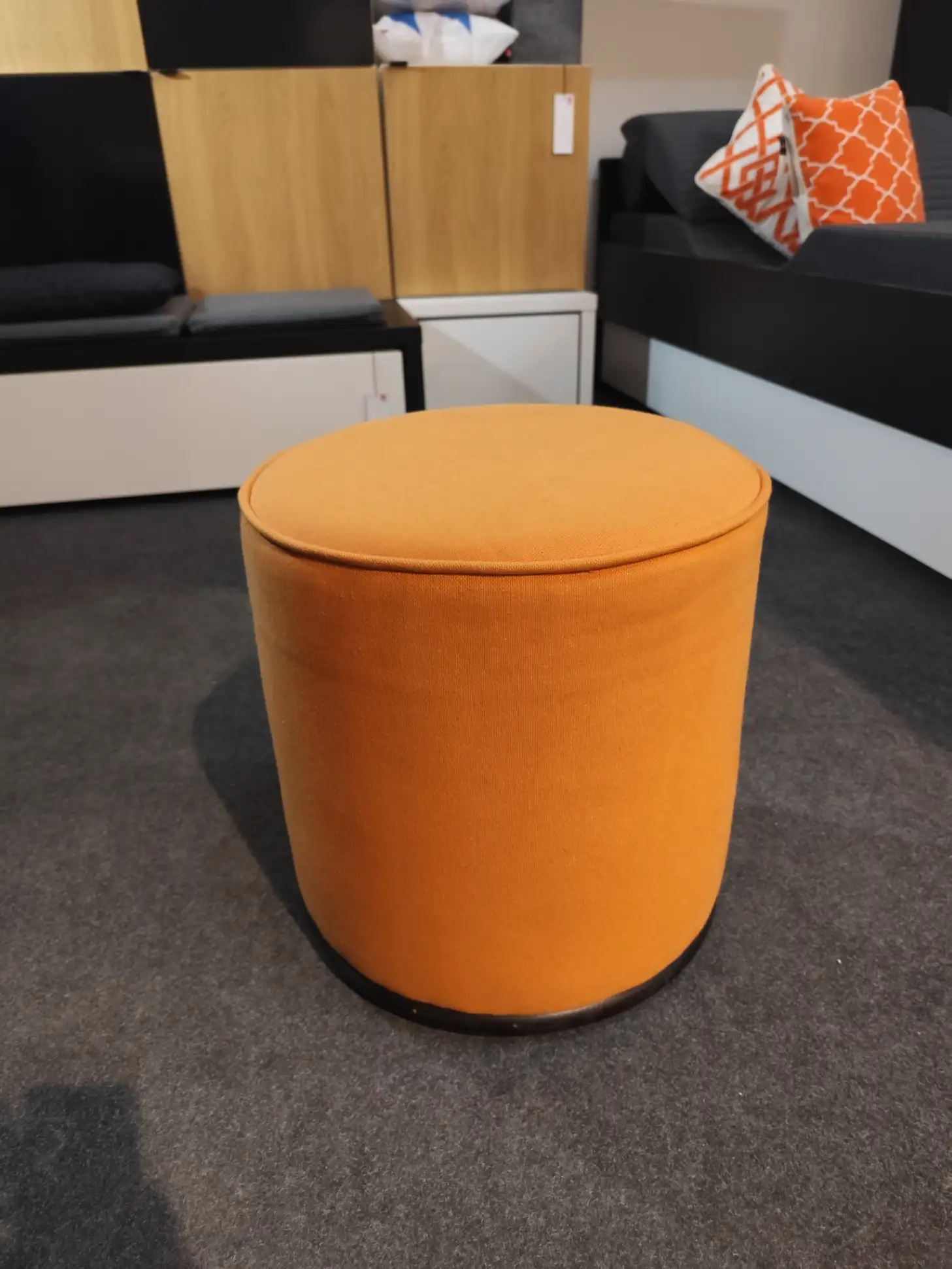 Pufa pomarańczowa tapicerowana  okrągła z drewnianym stelażem
