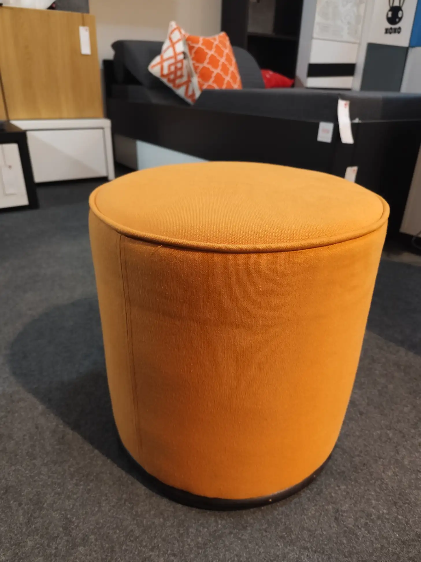 Pufa pomarańczowa tapicerowana  okrągła z drewnianym stelażem