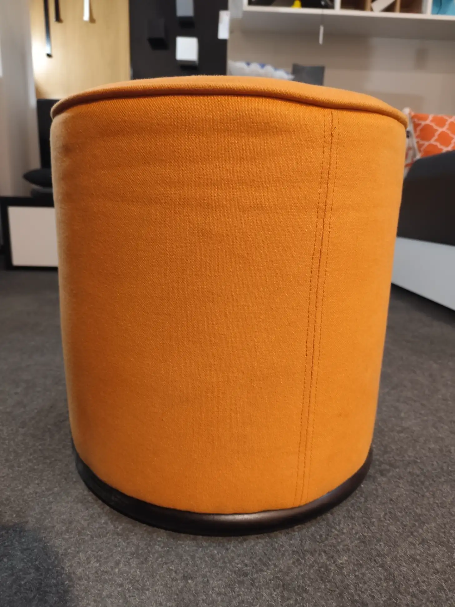 Pufa pomarańczowa tapicerowana  okrągła z drewnianym stelażem