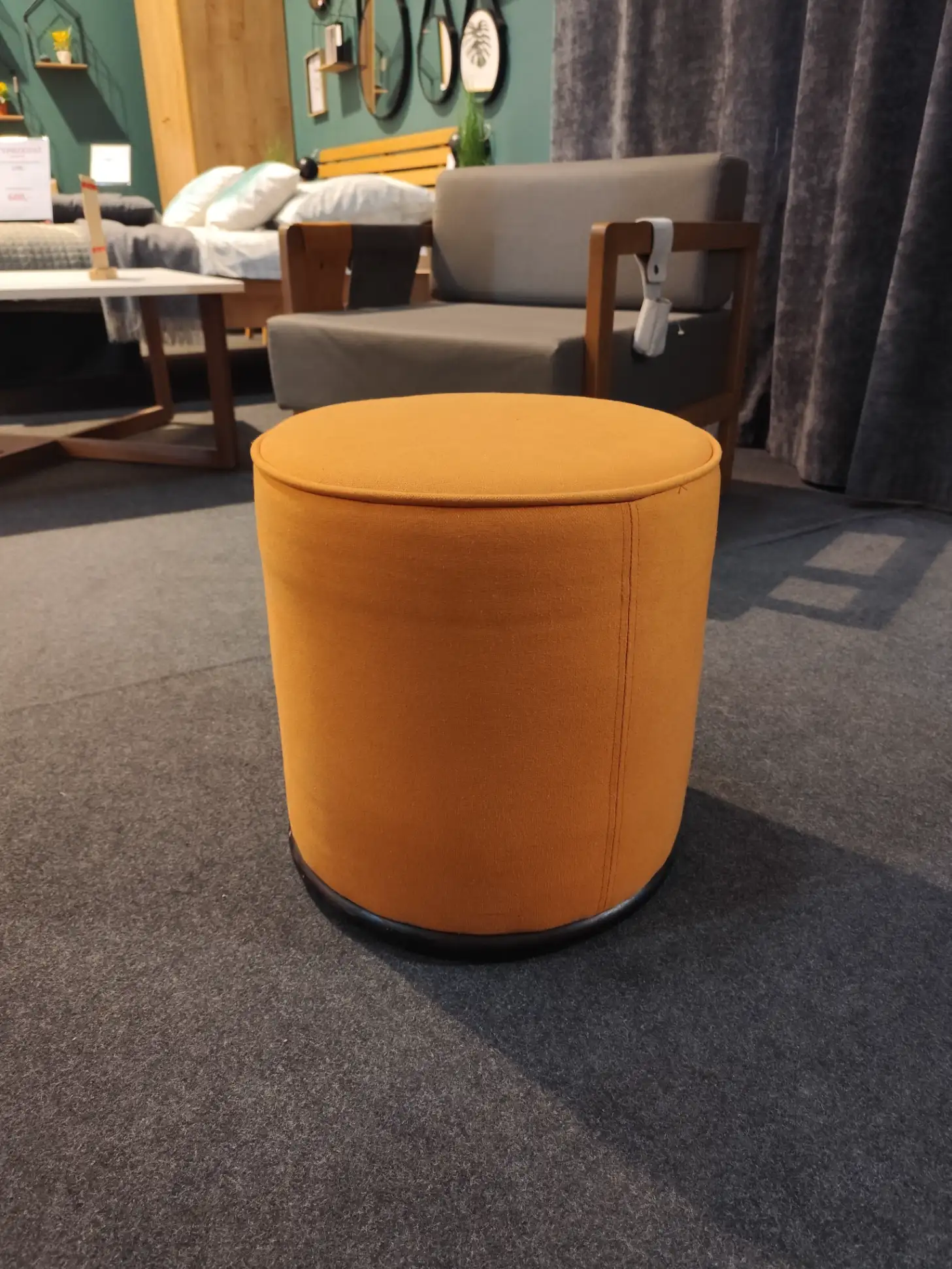 Pufa pomarańczowa tapicerowana okrągła z drewnianym stelażem Pufa pomarańczowa tapicerowana okrągła z drewnianym stelażem