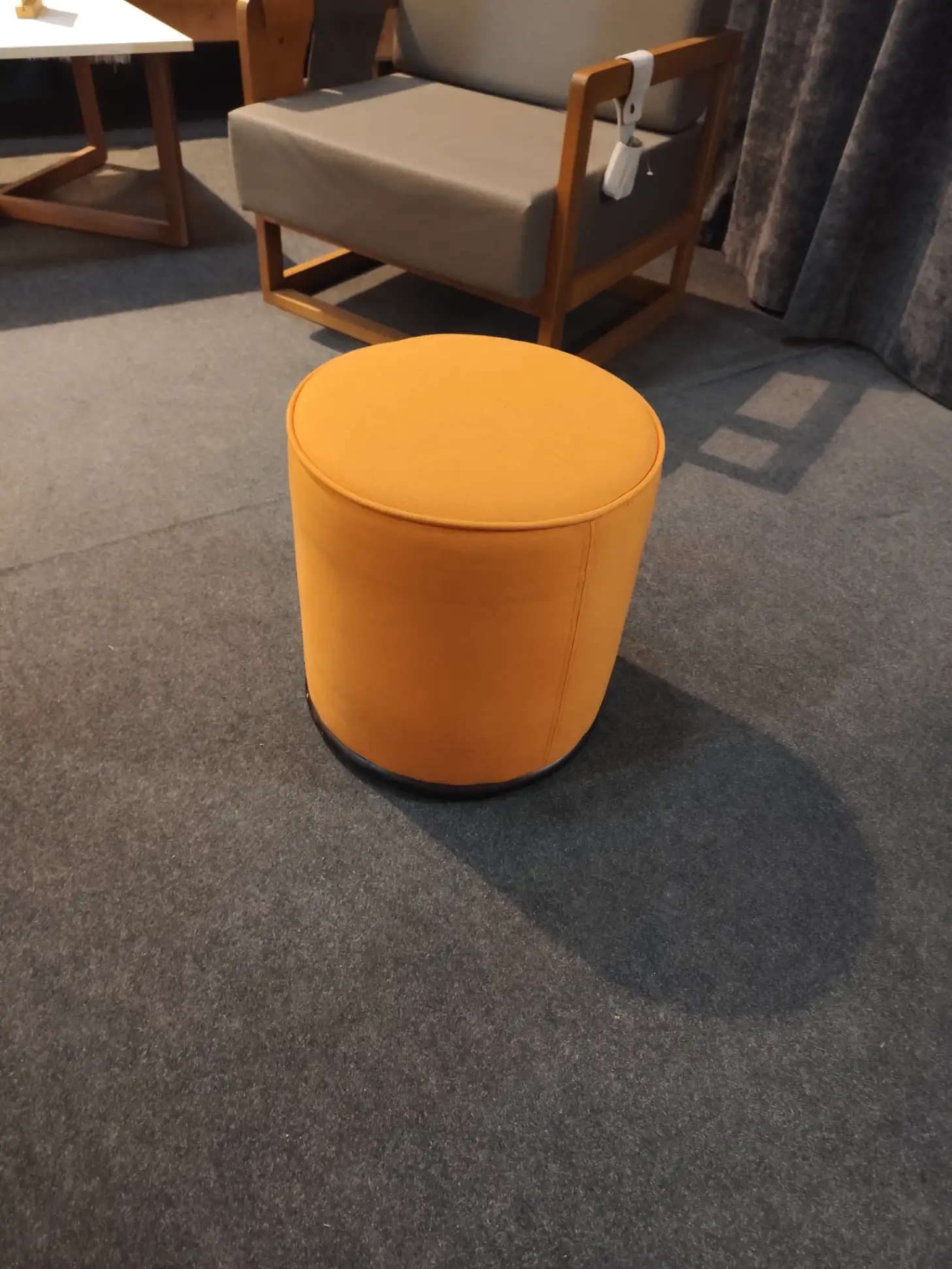 Pufa pomarańczowa tapicerowana  okrągła z drewnianym stelażem