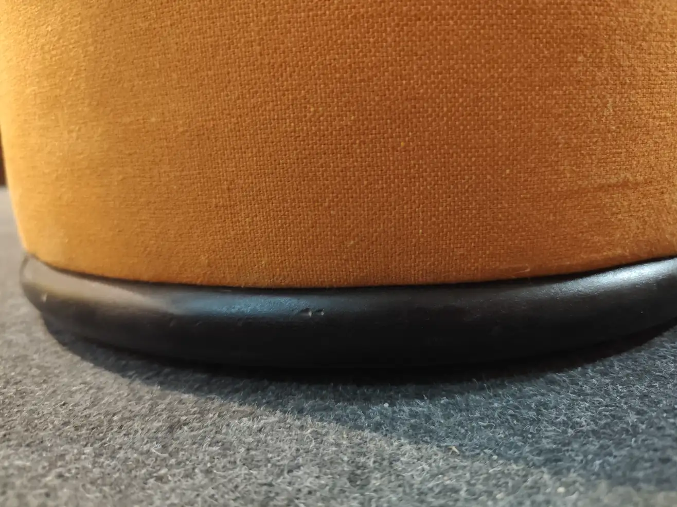 Pufa pomarańczowa tapicerowana  okrągła z drewnianym stelażem