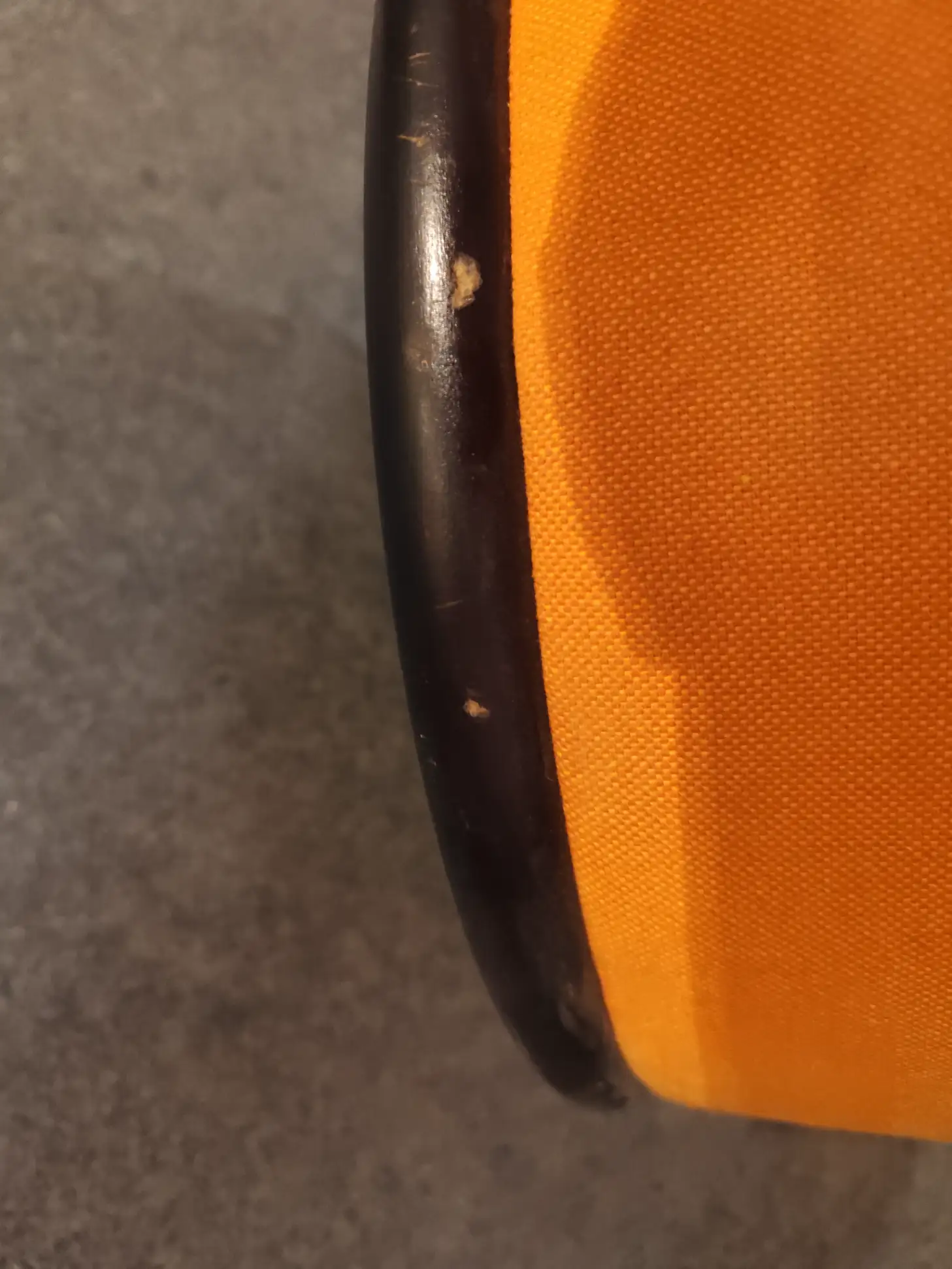 Pufa pomarańczowa tapicerowana  okrągła z drewnianym stelażem