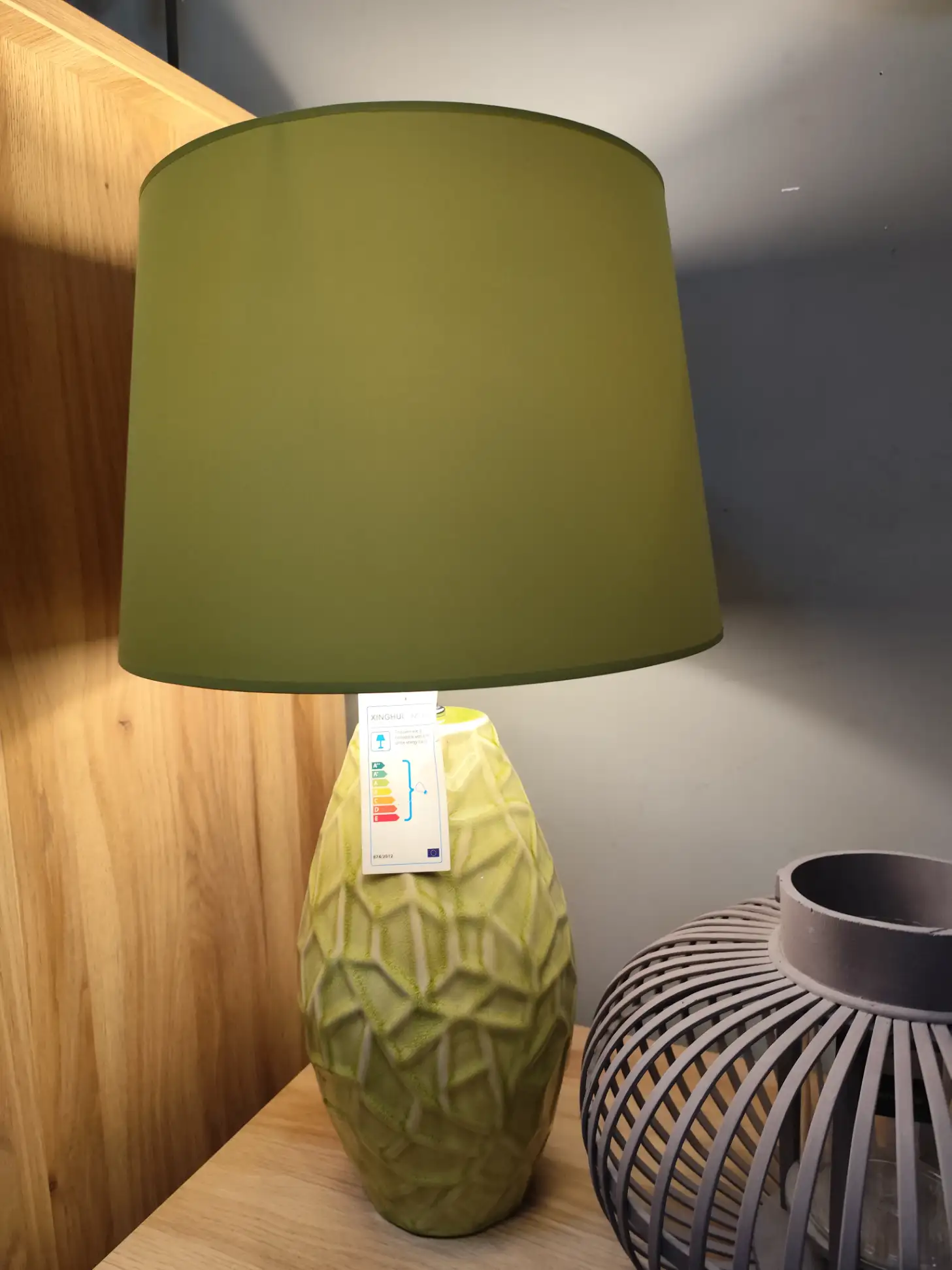 Zielona lampa stołowa z kloszem Zielona lampa stołowa z kloszem