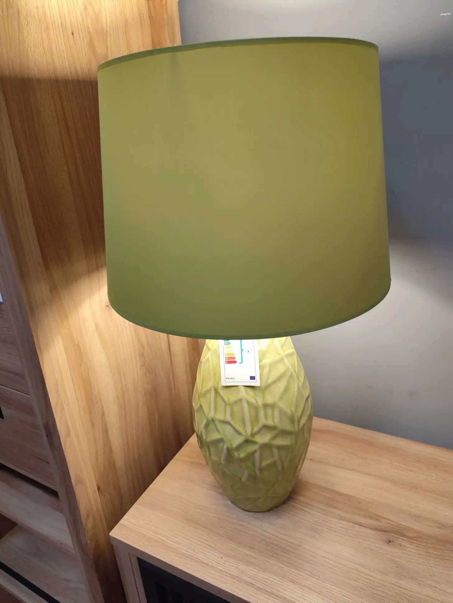 Zielona lampa stołowa z kloszem Zielona lampa stołowa z kloszem