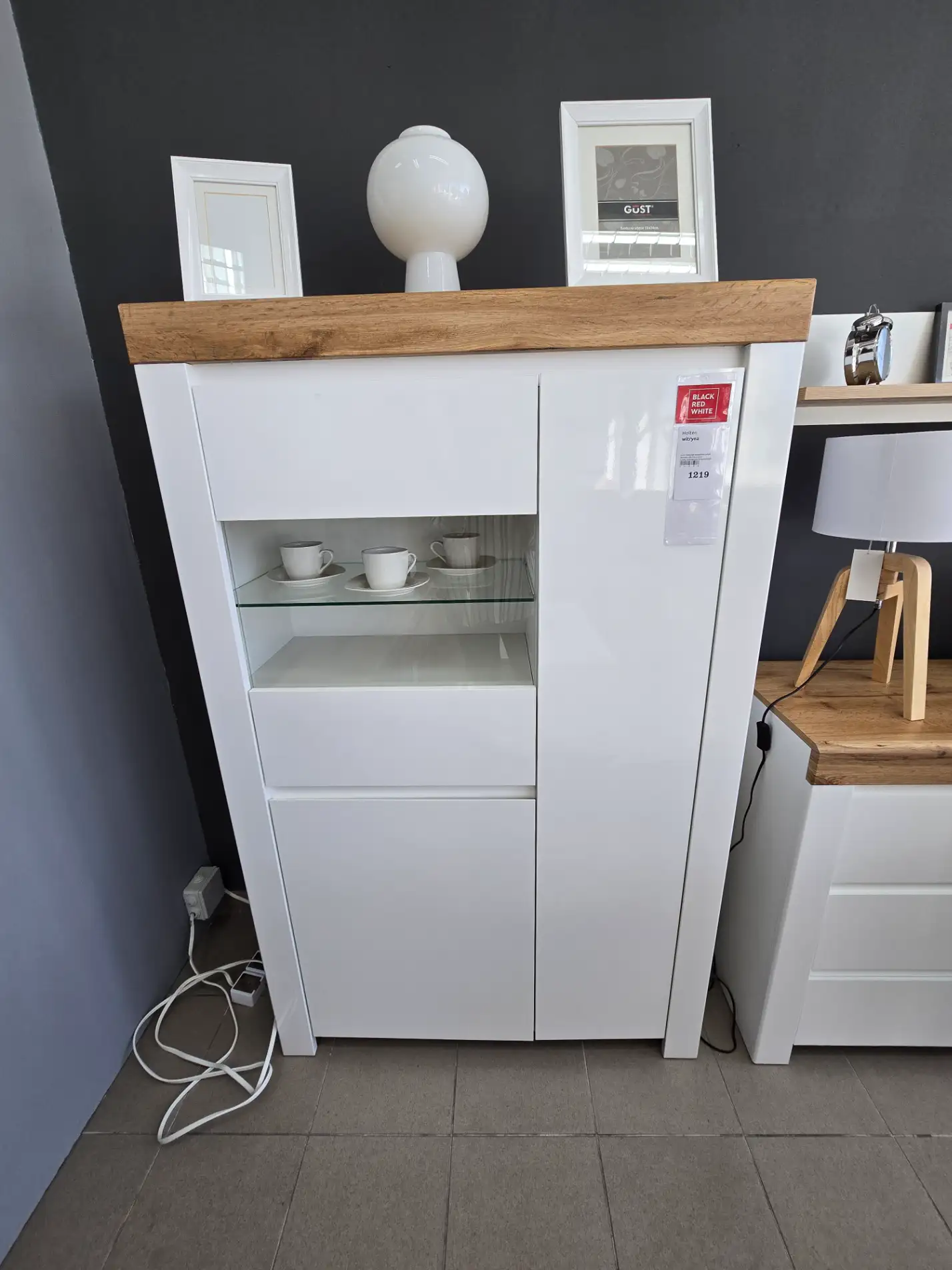 Black Red White Witryna HOLTEN 98 cm z 3 drzwiami biały połysk