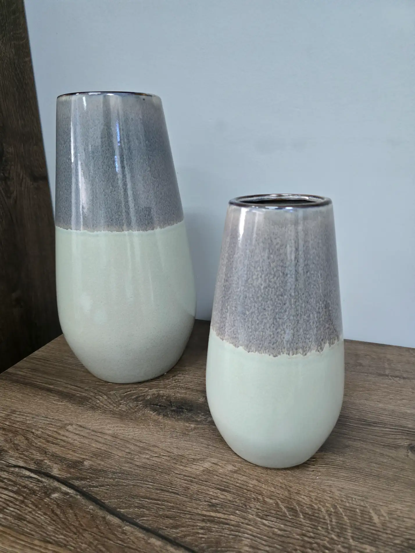 Zestaw dwóch wazonów ceramicznych czarno-szarych