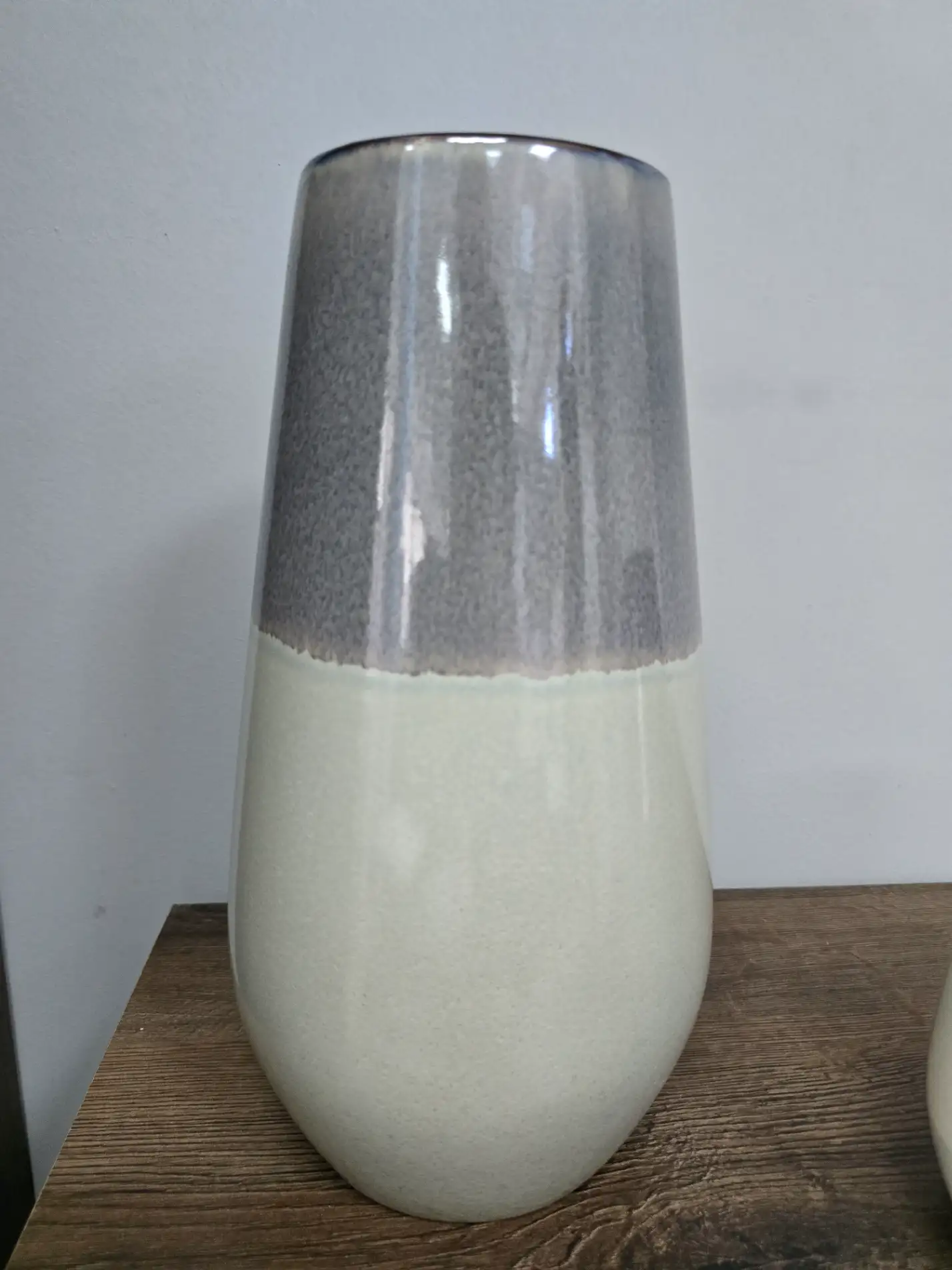 Zestaw dwóch wazonów ceramicznych czarno-szarych
