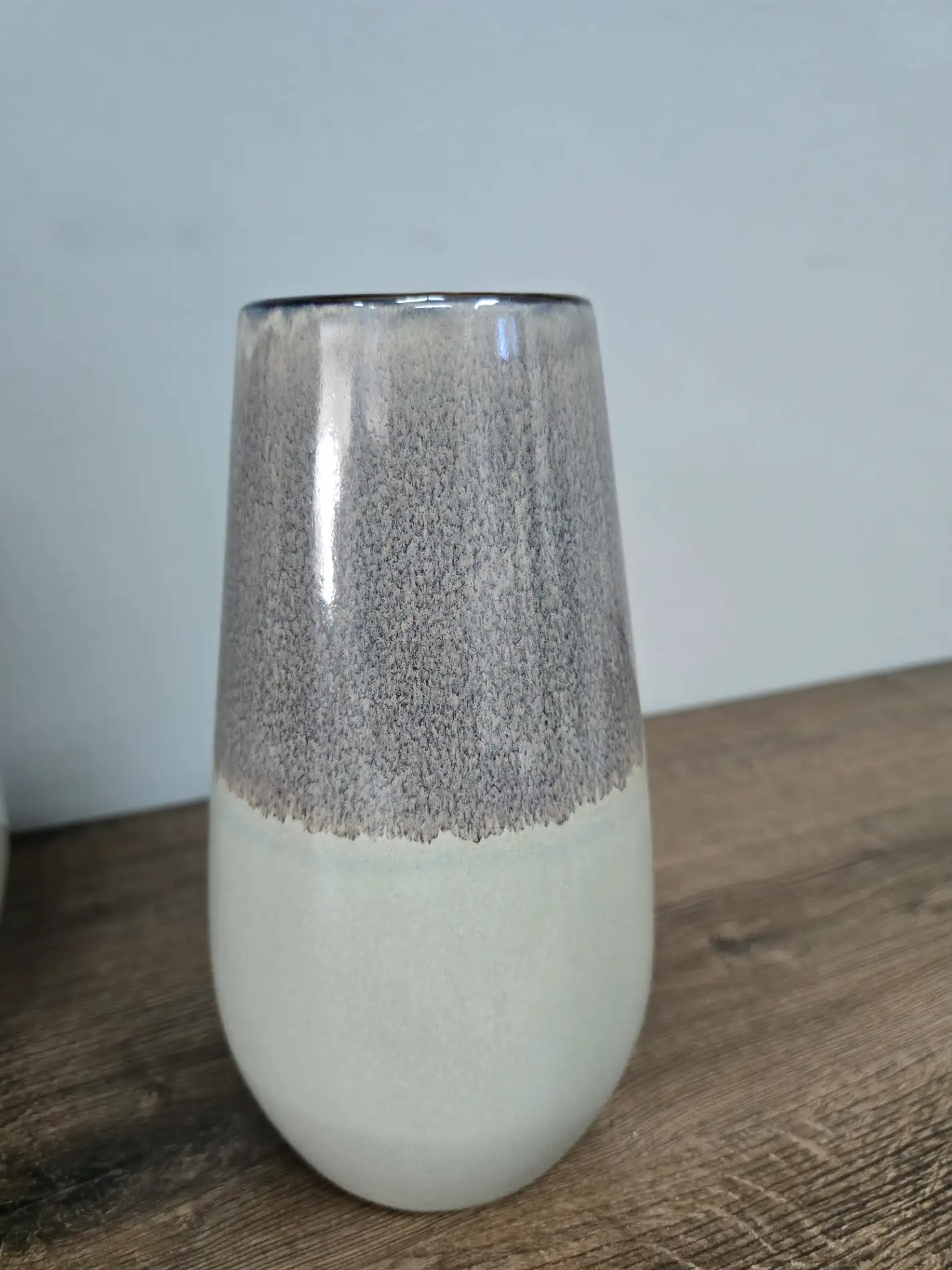 Zestaw dwóch wazonów ceramicznych czarno-szarych