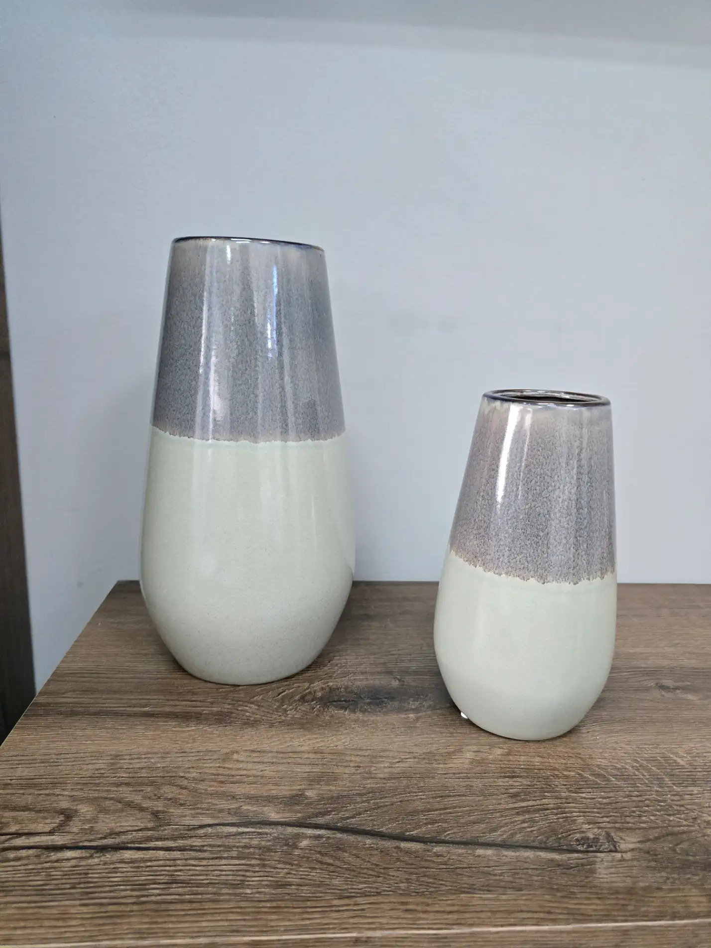 Zestaw dwóch wazonów ceramicznych czarno-szarych