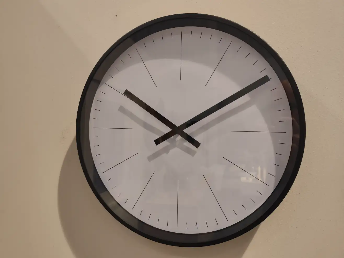 Zegar ścienny SOLITE czarny okrągły Zegar ścienny SOLITE czarny okrągły