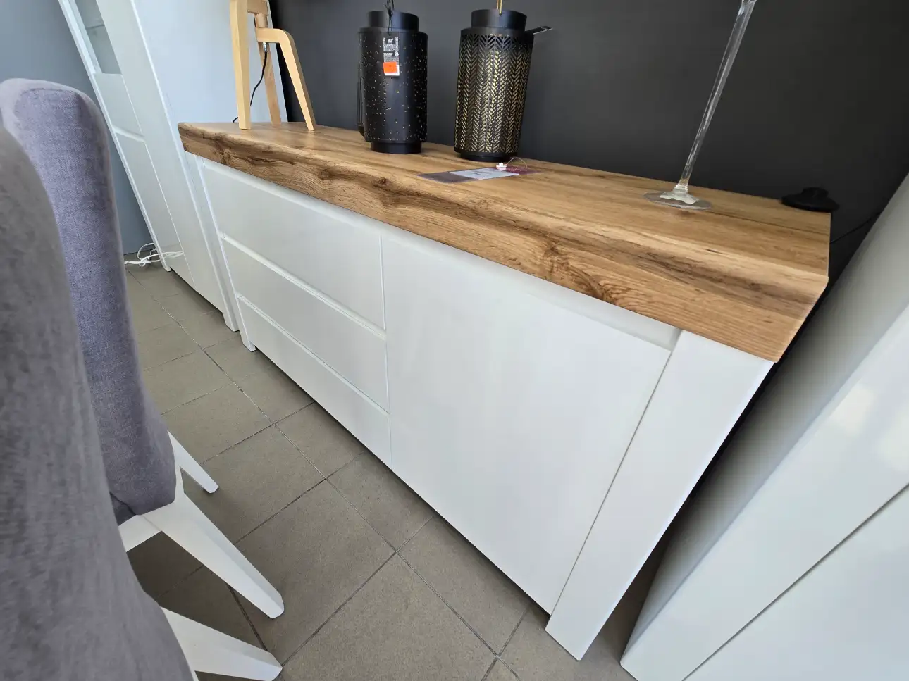 Black Red White Komoda HOLTEN 156 cm z drzwiami i 3 szufladami biała/dąb wotan