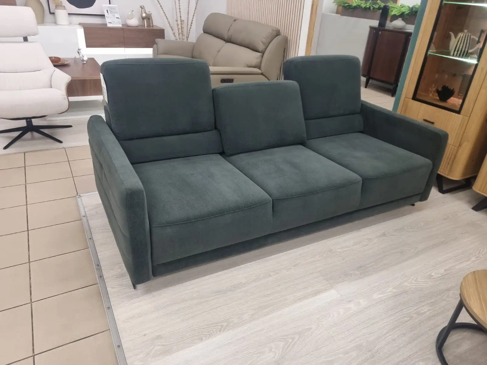 Vero Zestaw Sofa + Fotel IBISCO odcień zieleni regulowane oparcie metalowe nogi wygodny