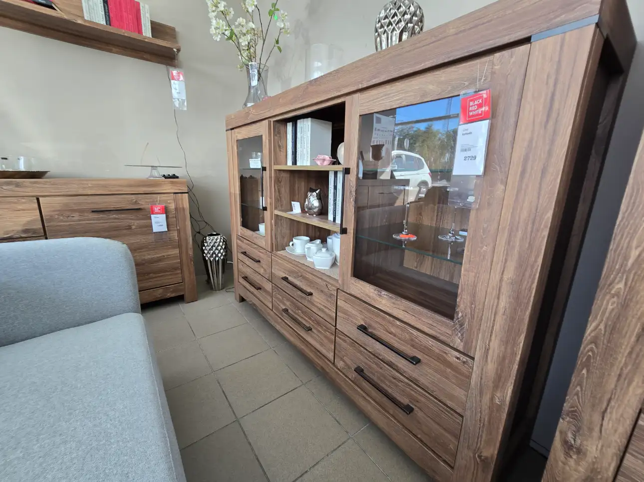 Black Red White Komoda GENT 166 cm witryna z 2 drzwiami 6 szufladami i 3 półkami dąb stirling