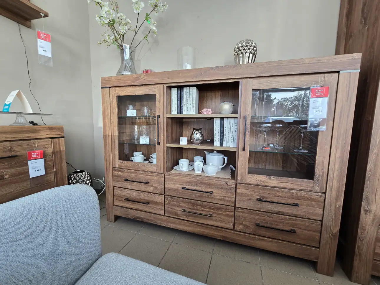 Black Red White Komoda GENT 166 cm witryna z 2 drzwiami 6 szufladami i 3 półkami dąb stirling