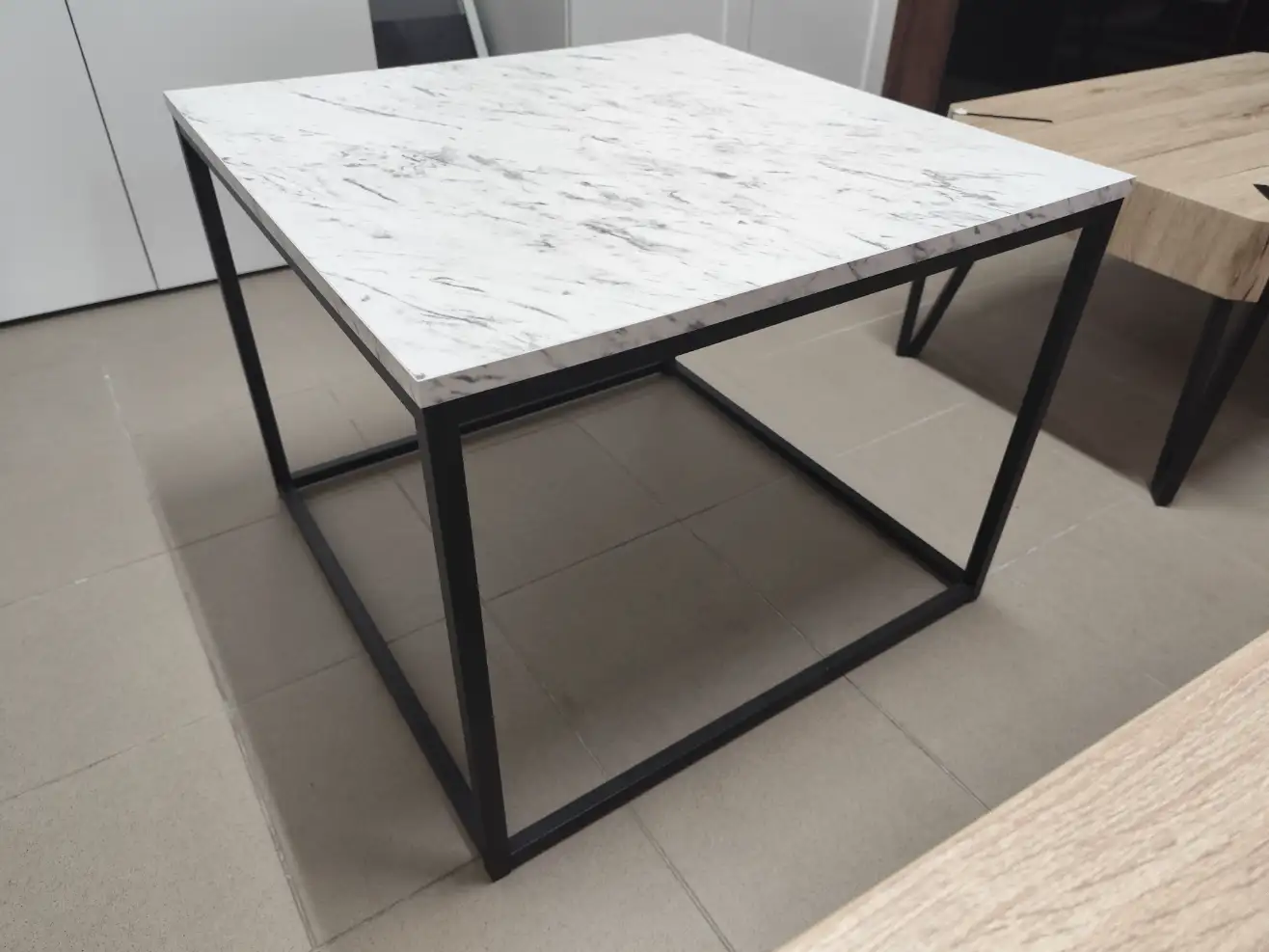 Black Red White Stolik kawowy AROZ 69 cm ława kwadratowa marmur 