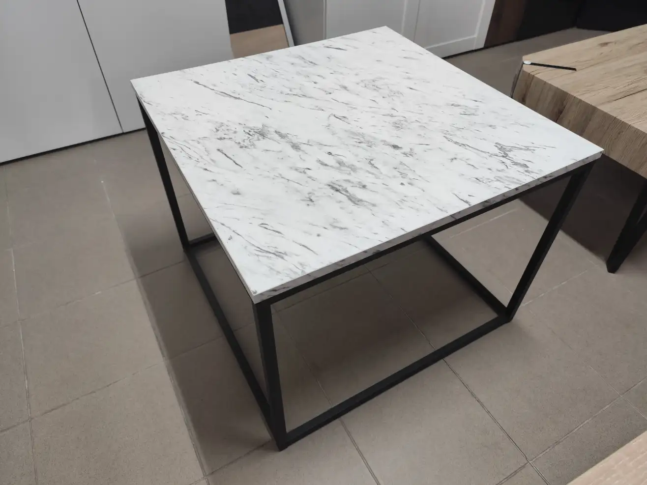 Black Red White Stolik kawowy AROZ 69 cm ława kwadratowa marmur 