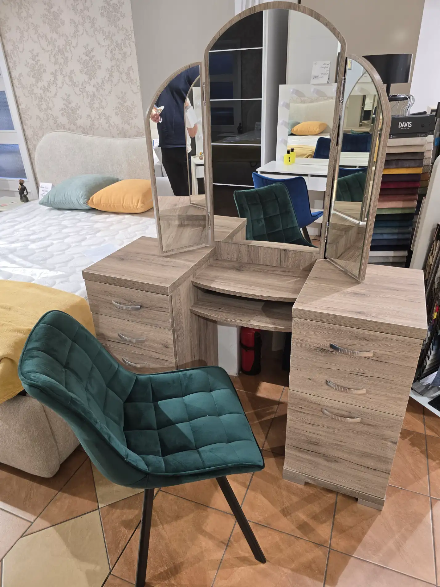 Toaletka z 3 lustrami oraz szufladami do sypialni makijażu