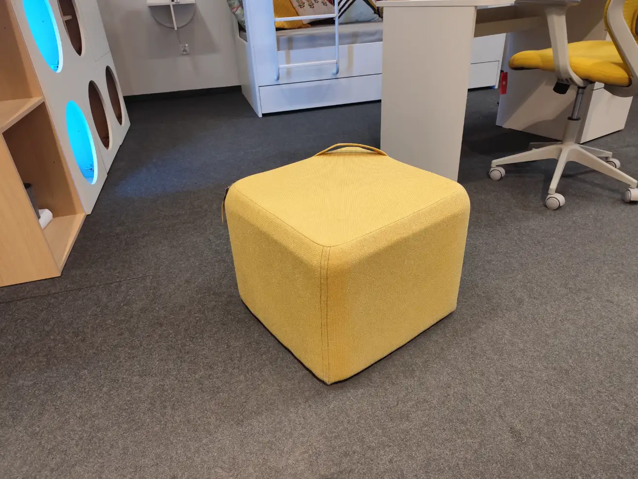 VOX Pufa MUTO kostka żółta z uchwytem lekka VOX Pufa MUTO kostka żółta z uchwytem lekka