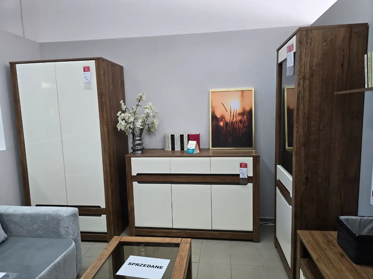 Black Red White Komoda RUSO 104 cm z 2 drzwiami i 2 szufladami dąb april / perłowy połysk