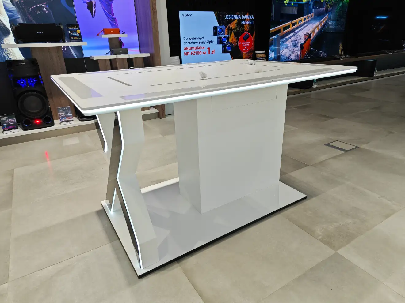 Stół ekspozycyjny z płyty Corian do elektroniki