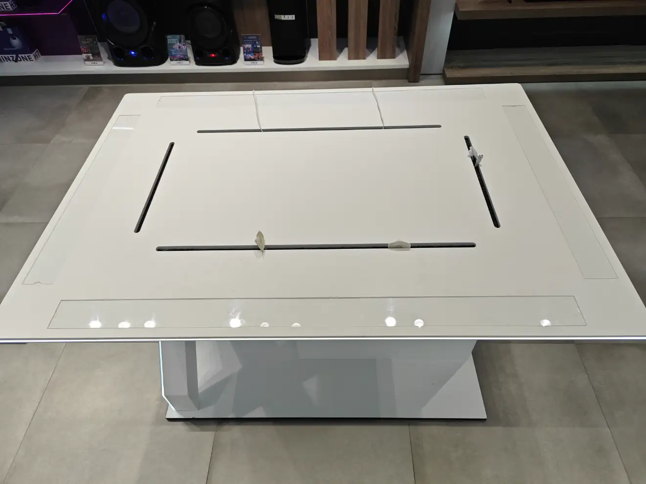 Stół ekspozycyjny z płyty Corian do elektroniki