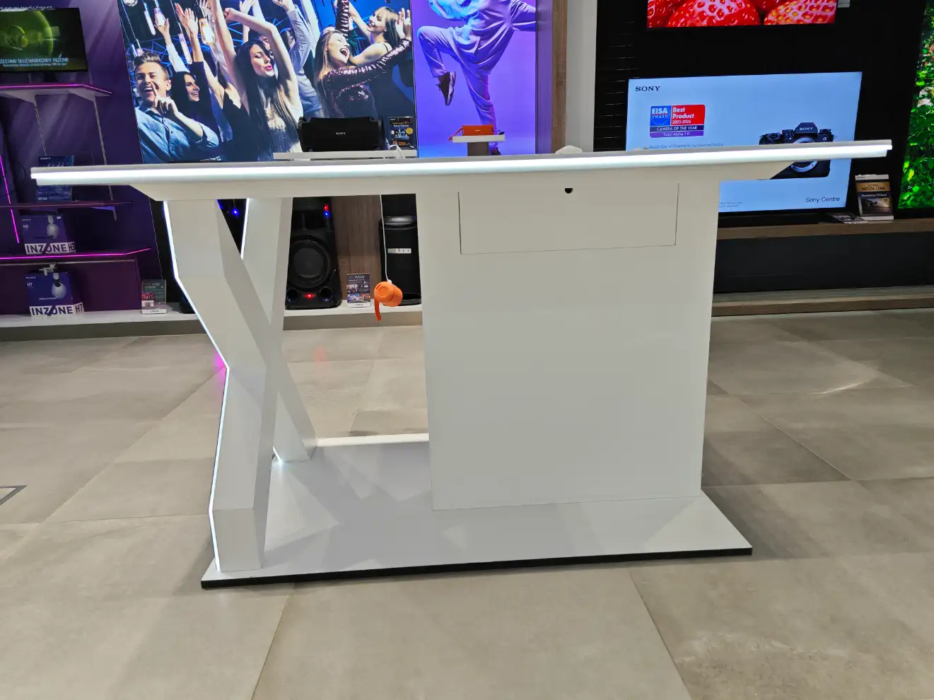 Stół ekspozycyjny z płyty Corian do elektroniki