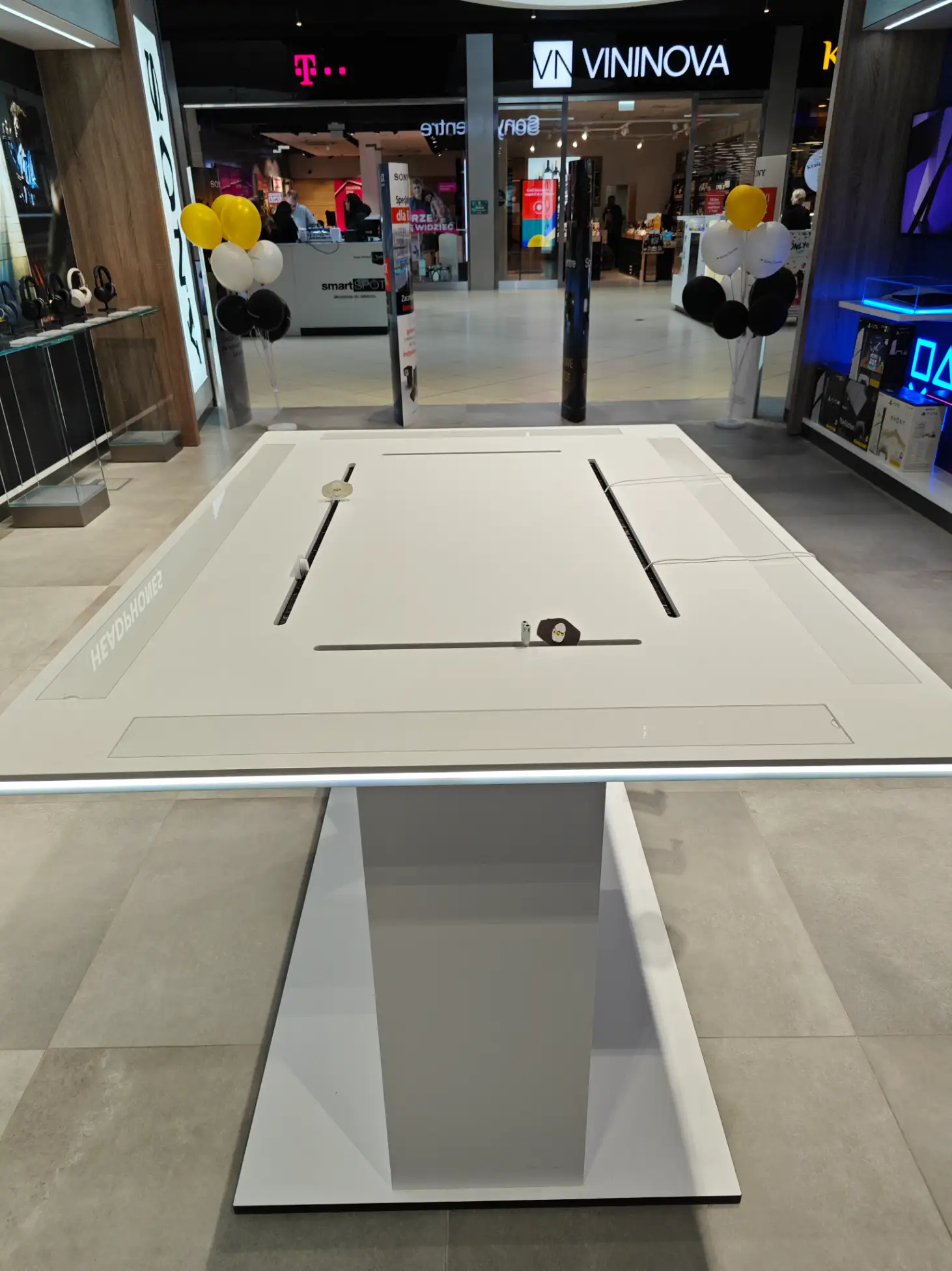 Stół ekspozycyjny z płyty Corian do elektroniki